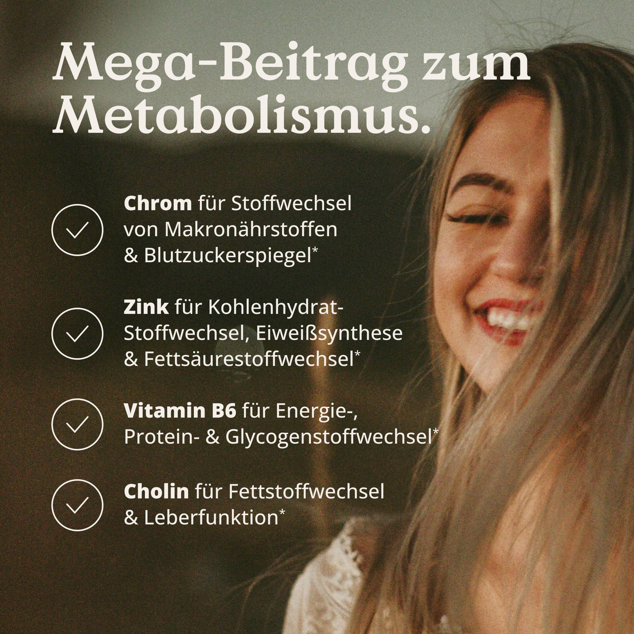 Frau lächelt, Liste mit Inhaltsstoffen für den Stoffwechsel.