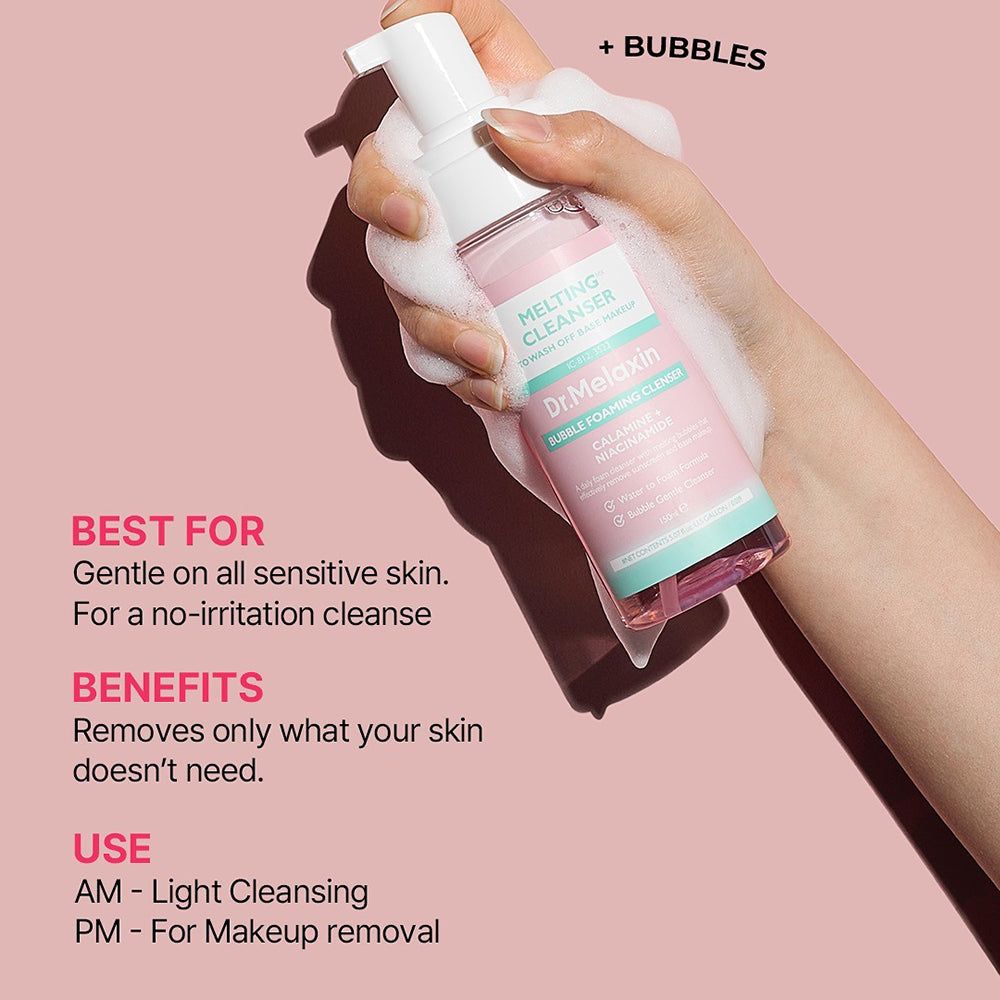 Hand hält Dr. Melaxin Bubble Foaming Cleanser, Schaum wird aufgetragen.
