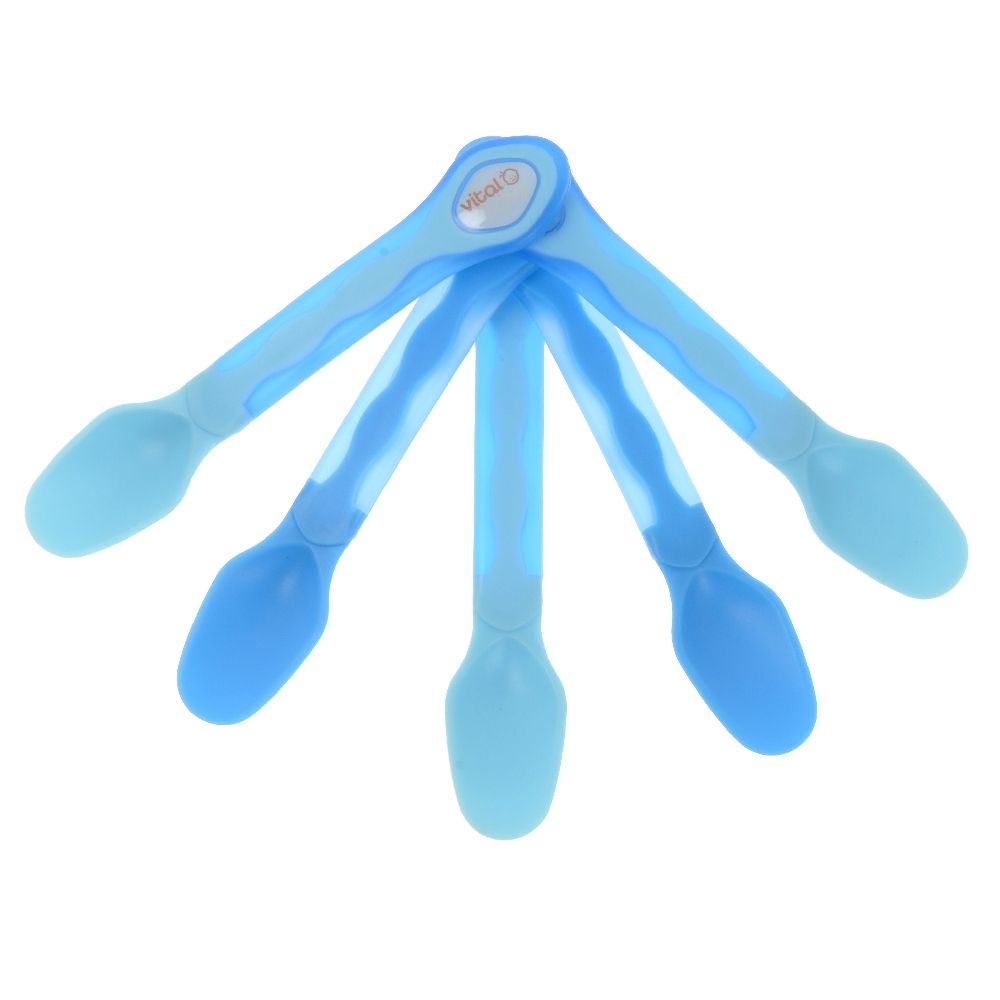 Fünf blaue Baby-Löffel, fächerförmig angeordnet. Löffelköpfe und Griffe in verschiedenen Blautönen. Logo "Vital Baby" auf den Griffen.