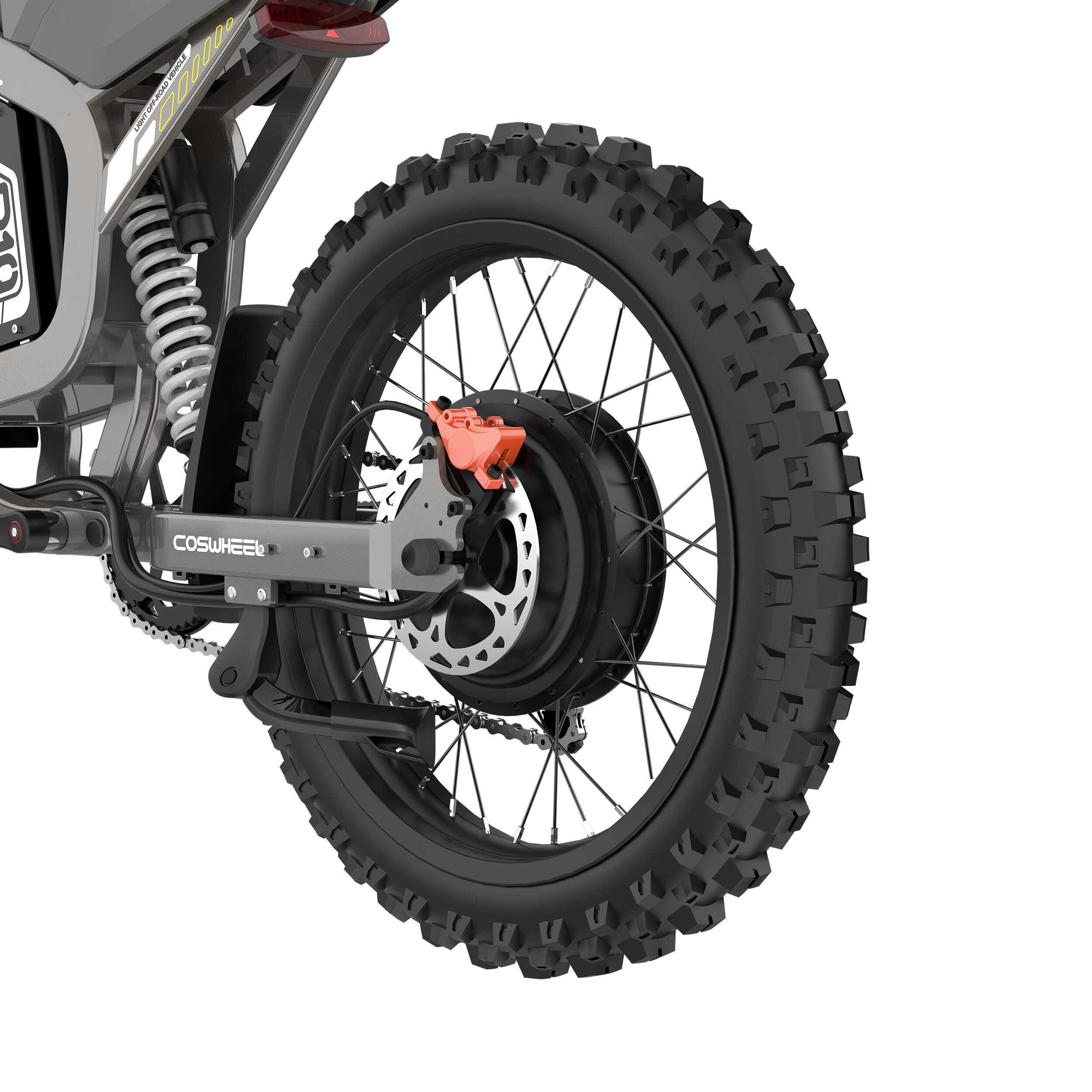 Hinterrad eines grauen COSWHEEL R19 Elektro-Dirtbikes. Schwarzer Reifen, Bremsscheibe, roter Bremssattel.