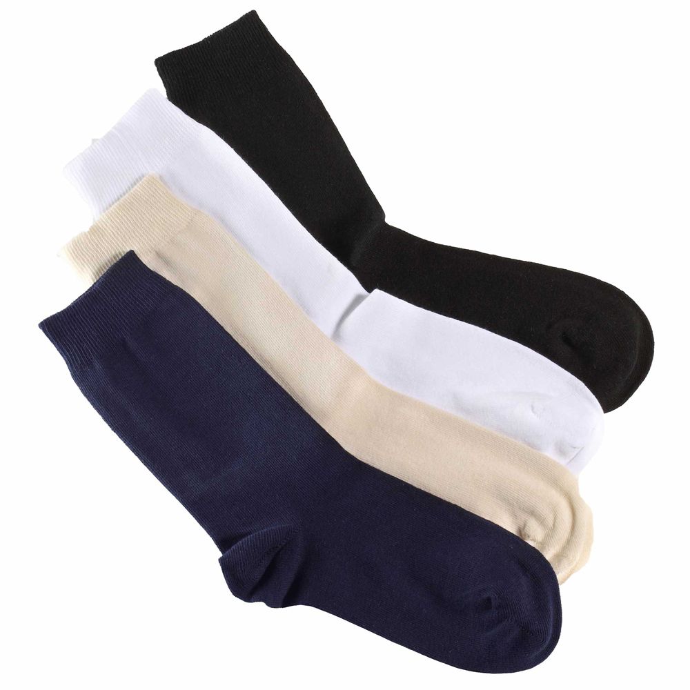 Vier Socken in verschiedenen Farben: Beige, Weiß, Schwarz und Marineblau. Glattes Material.