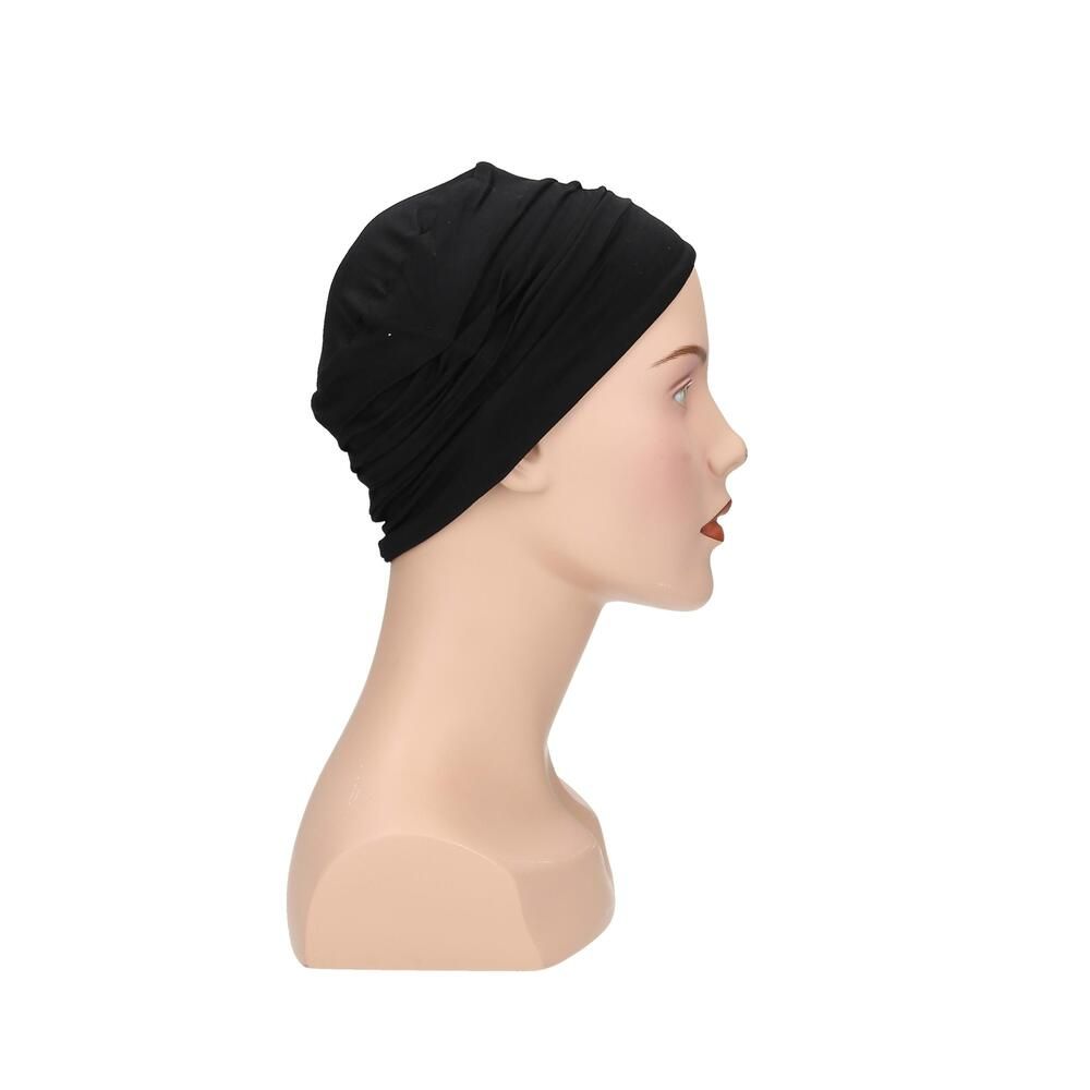 Schwarzer Turban auf einer Schaufensterpuppe. Seitenansicht. Stoff mit Falten. Kopfbedeckung.