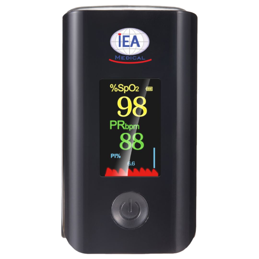 Schwarzes Pulsoximeter mit Display. Anzeige: %SpO2, PR, PI. IEA MEDICAL Logo. Ein-Aus-Knopf.