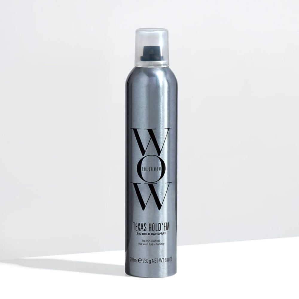 Silberne Haarspray-Dose mit schwarzem Aufdruck 'WOW TEXAS HOLD'EM BIG HOLD HAIRSPRAY'.