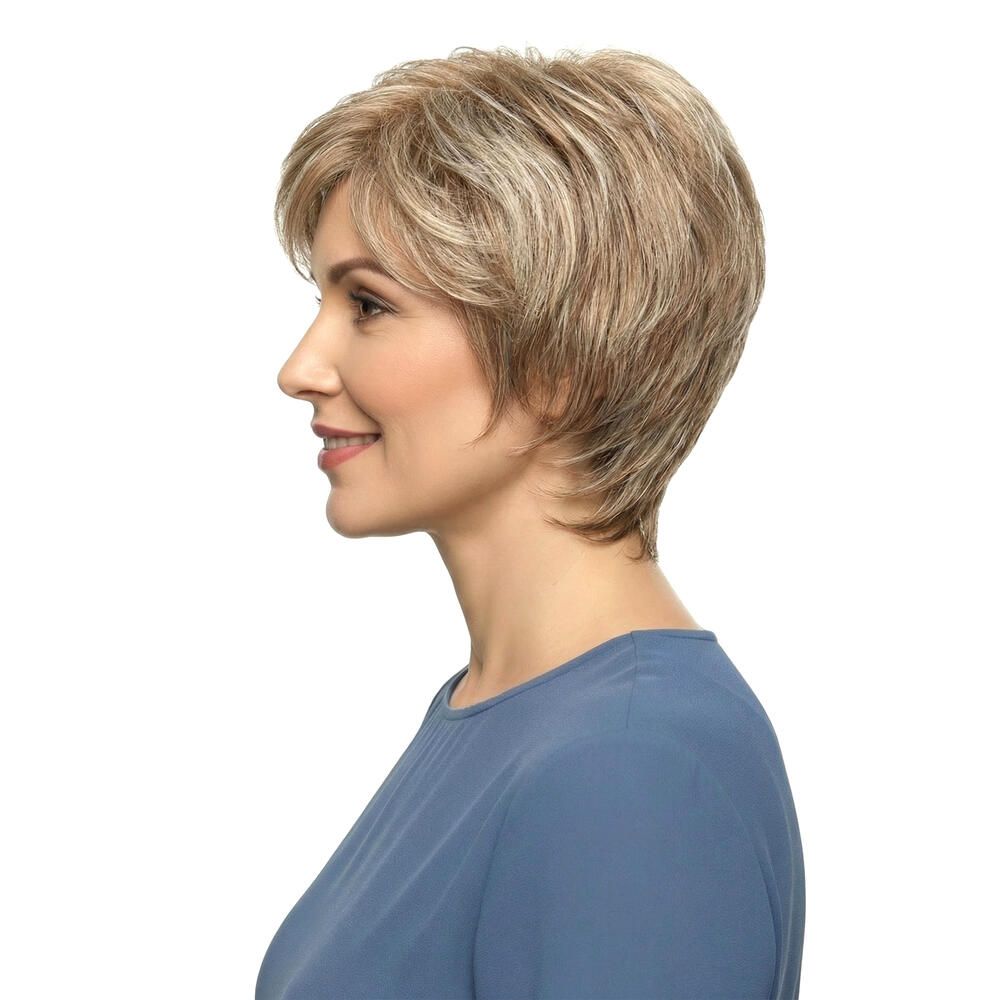 Kurzhaarperücke, blond-braun meliert, Seitenansicht. Frau mit blauem Oberteil. Haarschnitt mit Pony.