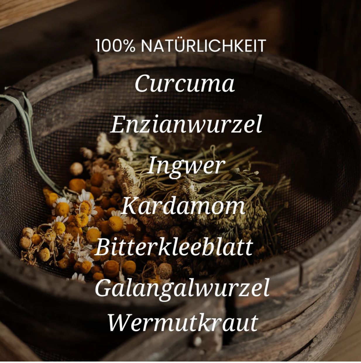 In einem Holzfass liegen Kräuter. Text: "100% Natürlichkeit". Aufgelistet sind Curcuma, Enzianwurzel, Ingwer, Kardamom, etc.