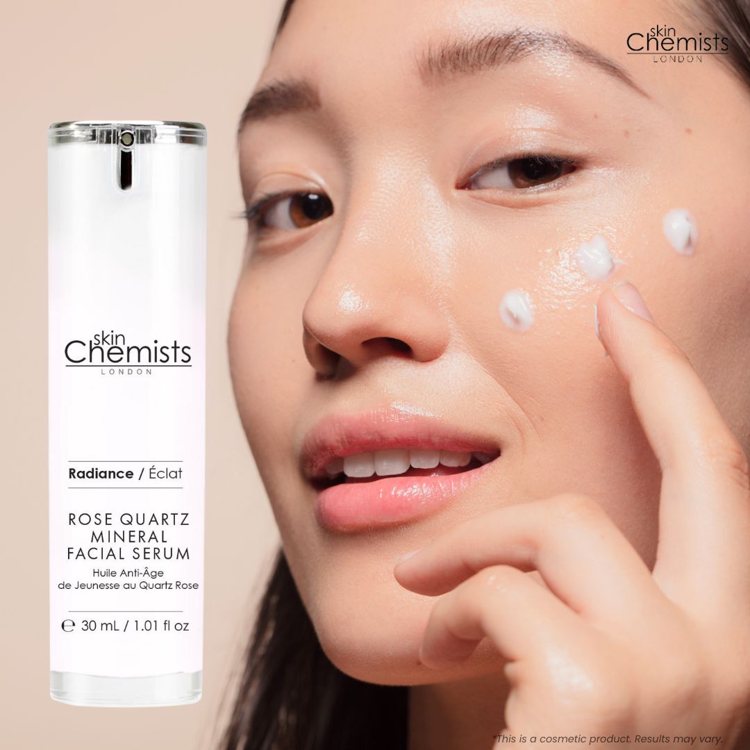 Produkt und Gesicht. Produkt wird auf Gesicht aufgetragen. Text: Rose Quartz Mineral Facial Serum, 30 ml.