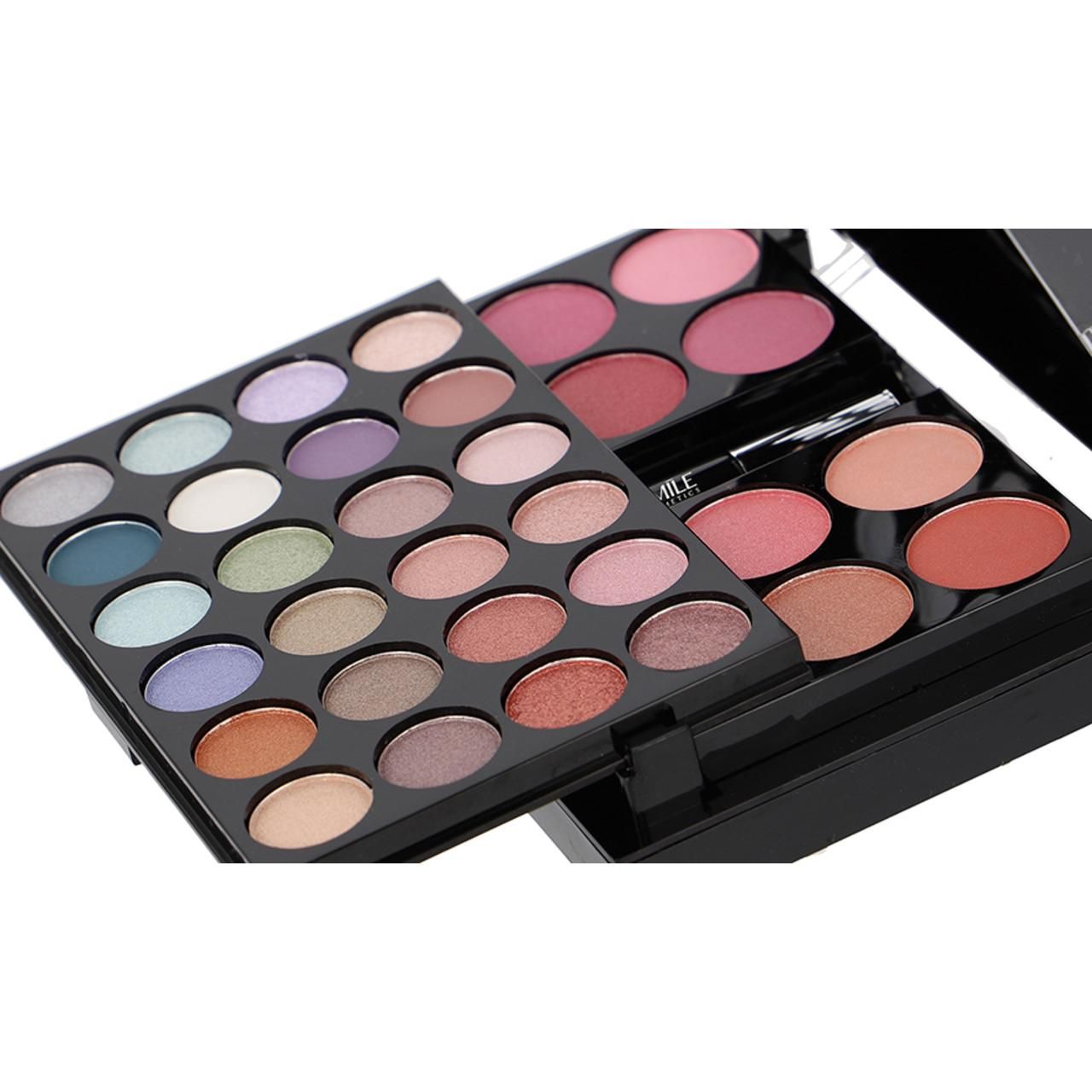 Detailansicht eines geöffneten Kosmetik-Koffers mit Lidschatten und Rouge. Schwarzes Gehäuse.