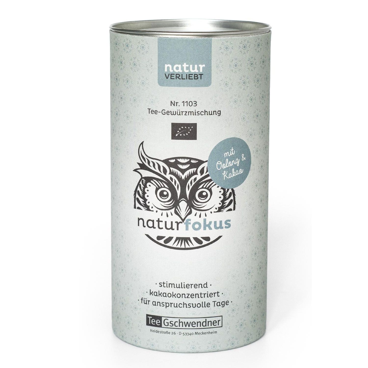 Zylindrische Dose mit "naturfokus" und "Tee Gschwendner" Logo. Text: Tee-Gewürzmischung, Bio-Siegel, "mit Oolong & Kakao".