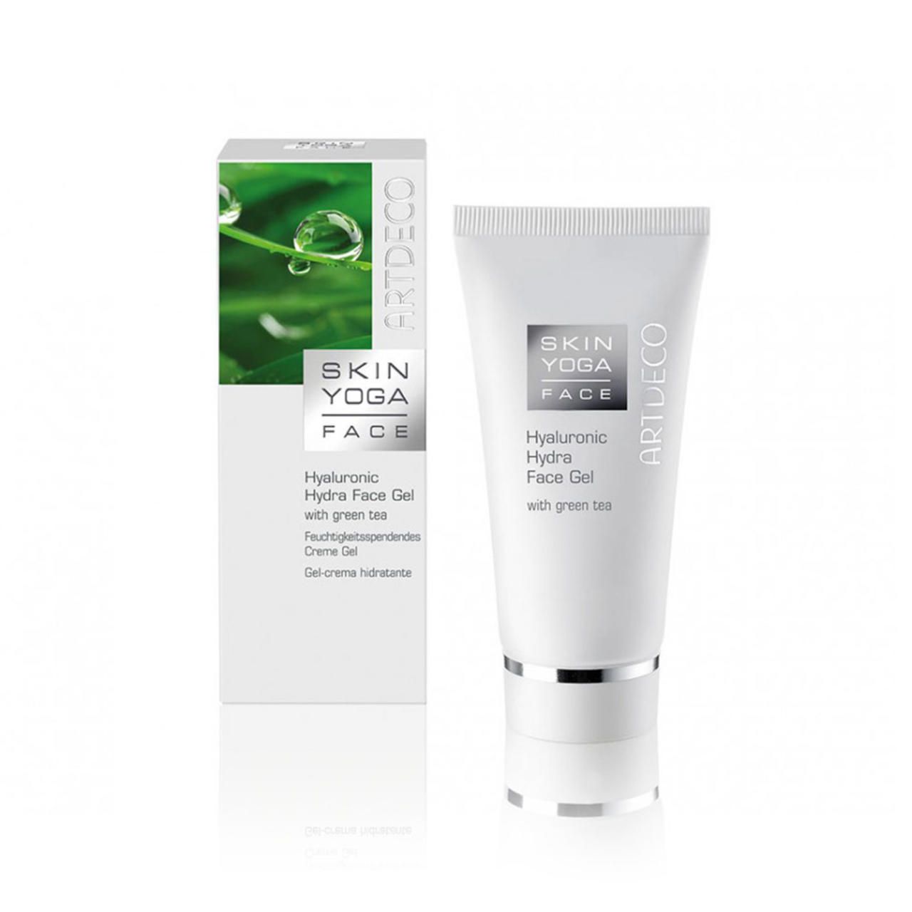 Weiße Tube und Schachtel mit Produkt. Auf der Tube steht "Skin Yoga Face Hyaluronic Hydra Face Gel with green tea". Die Schachtel zeigt grüne Blätter.