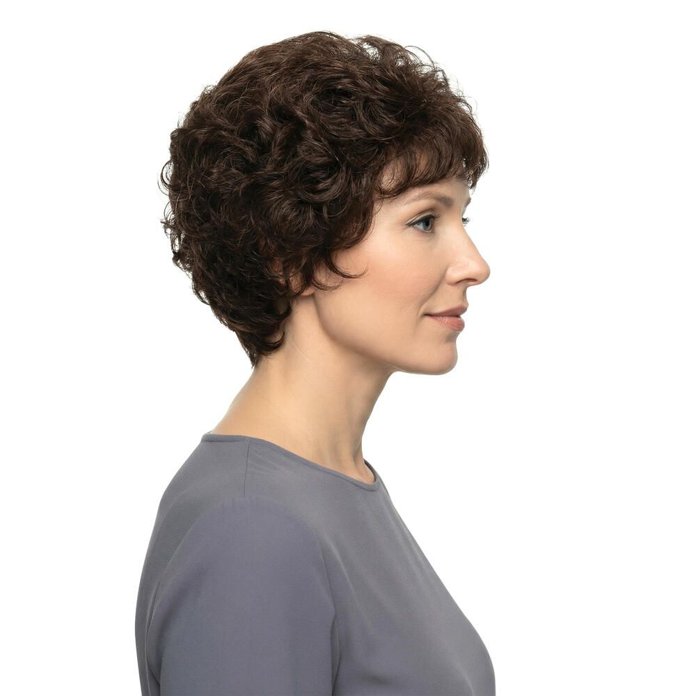 Profilansicht einer Frau mit brauner Kurzhaarperücke. Sie trägt ein graues Oberteil.