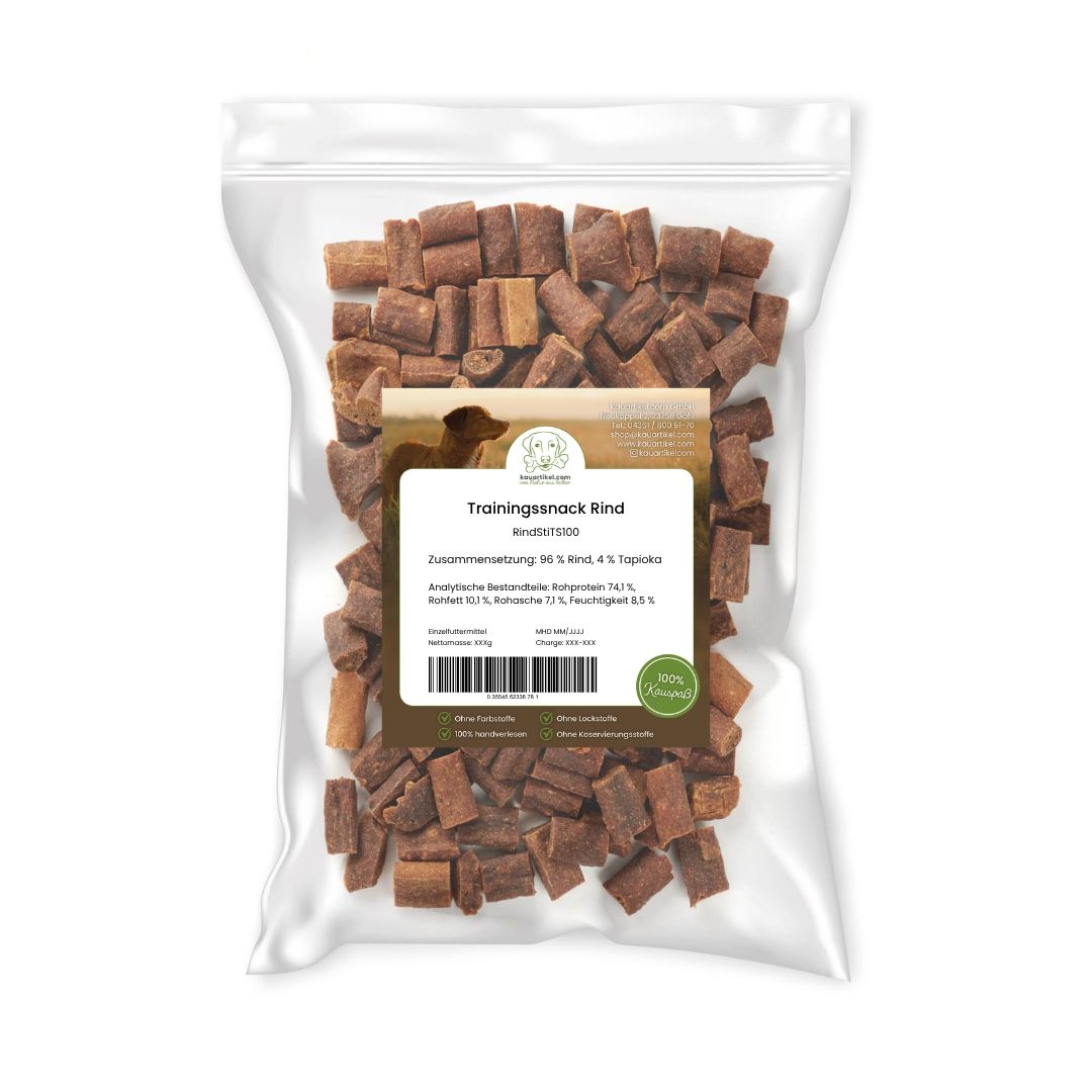 Hundefutter-Snack in einem durchsichtigen Beutel, gefüllt mit vielen kleinen, braunen Leckerlis.