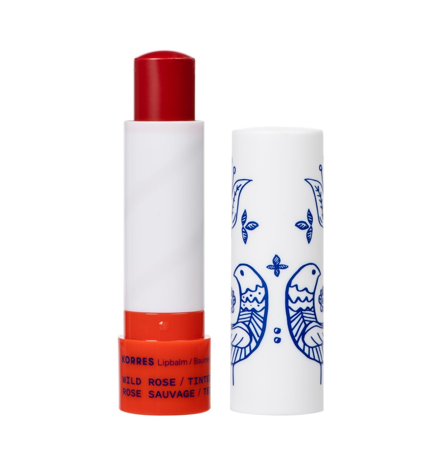 Lippenbalsam, rot. Weiße Hülse mit blauem Muster. Produktname und Text in Rot. Deckel daneben.