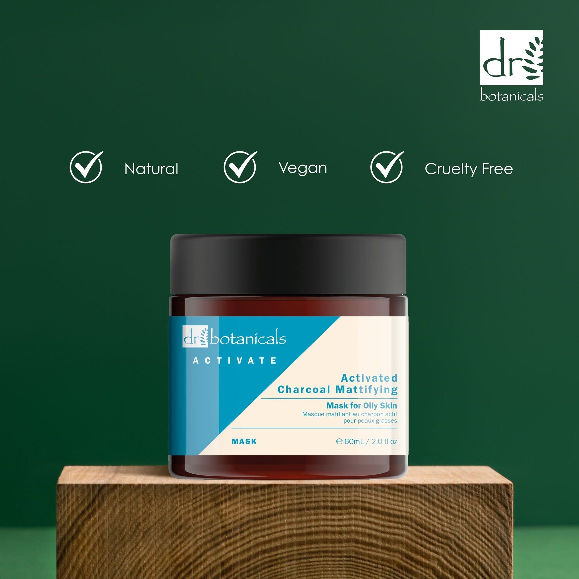 Braune Glasdose mit schwarzem Deckel auf Holzblock. Logos: Natural, Vegan, Cruelty Free. Activated Charcoal Mattifying Mask.