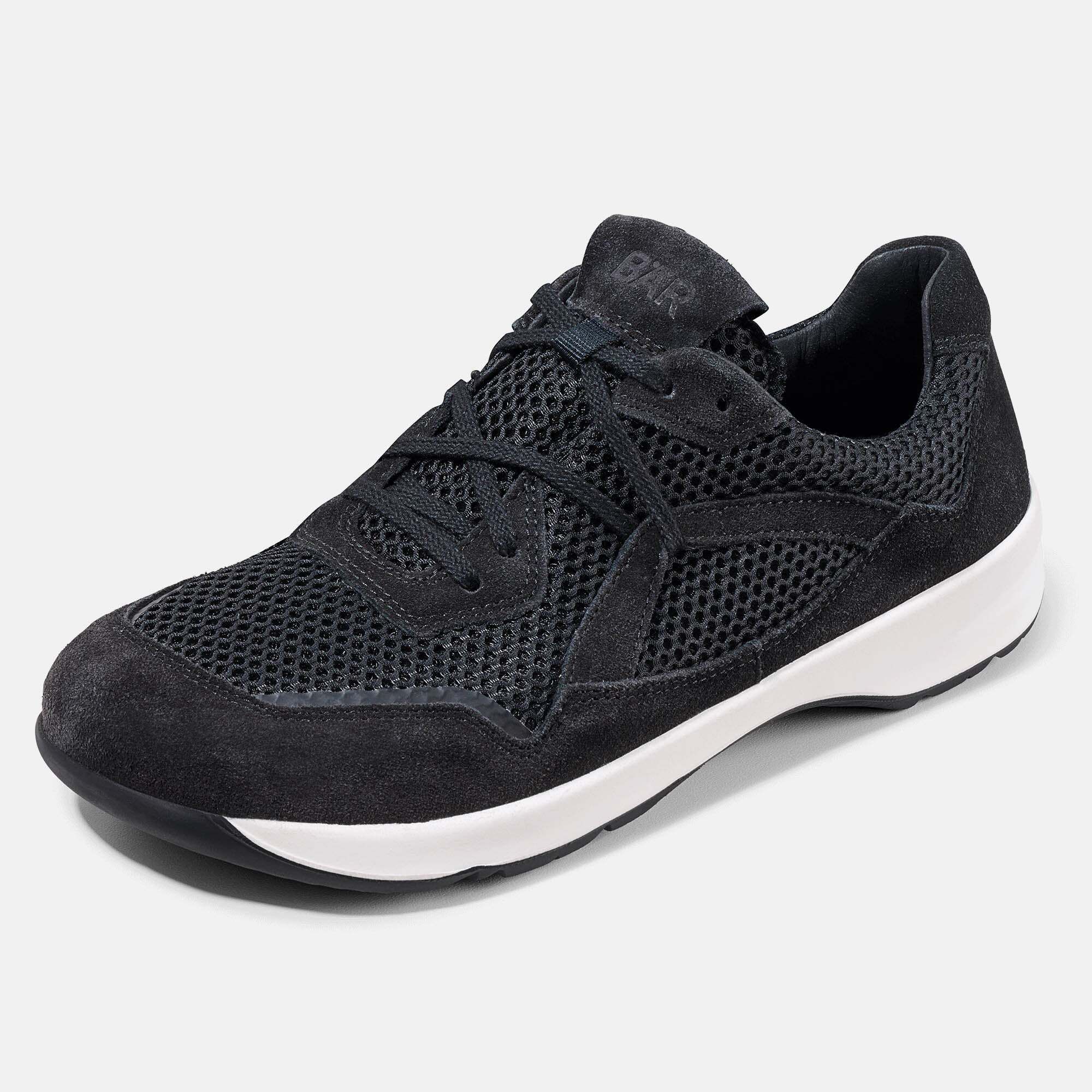 Schwarzer Mesh- und Wildleder-Sneaker mit Schnürung, weißer Sohle und 'BAR'-Logo.