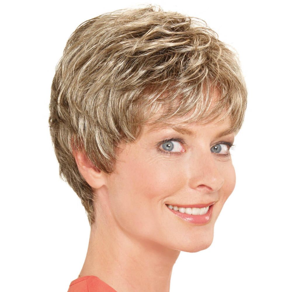 Kurze, blonde Perücke. Frau mit blauen Augen und Lächeln. Vorderansicht.