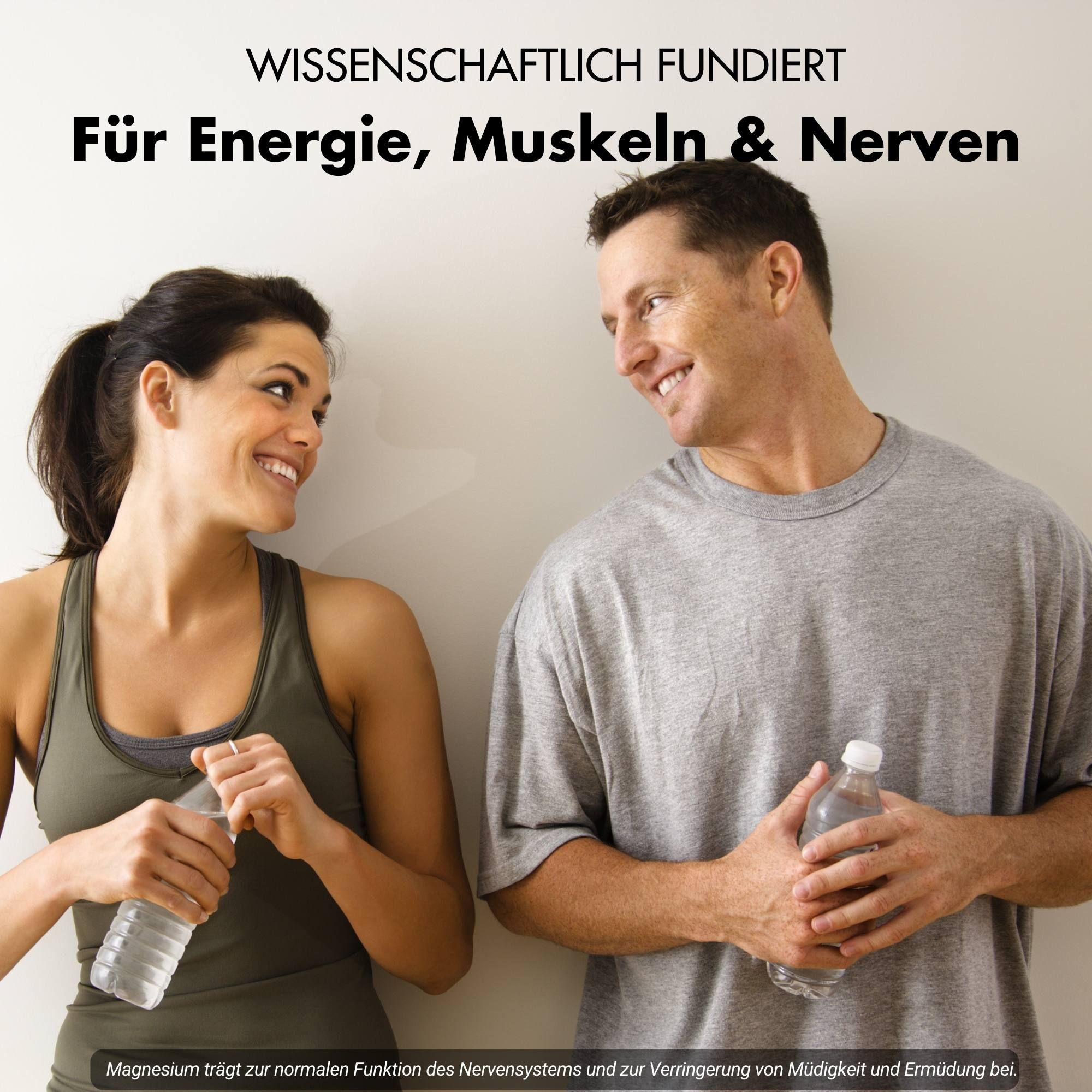 Ein Paar hält Wasserflaschen. Text: Für Energie, Muskeln & Nerven. Magnesium für Nervensystem und Ermüdung.