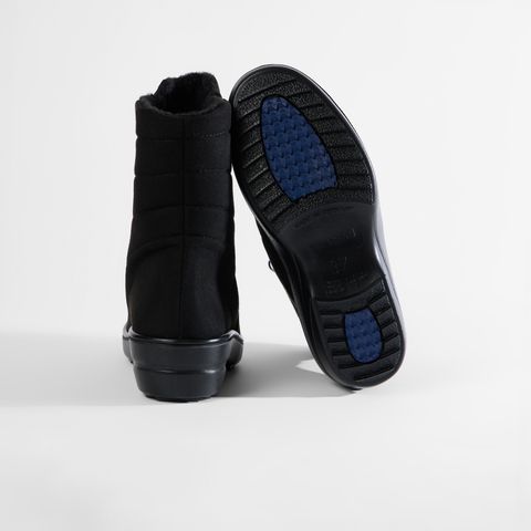 Schwarzer Damen-Stiefel mit Reißverschluss und Teddyfutter.