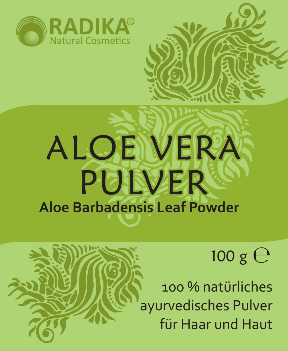 Grünes Etikett mit Schriftzug: Aloe Vera Pulver, Aloe Barbadensis Leaf Powder. Marke: Radika. Text: 100 g, 100 % natürliches ayurvedisches Pulver.