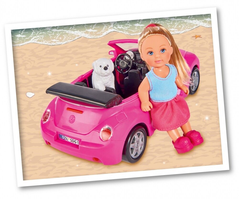 Rosa Spielzeugauto mit Puppe und Hund, vor Strandkulisse. Puppe sitzt im Auto. Weißer Rahmen.