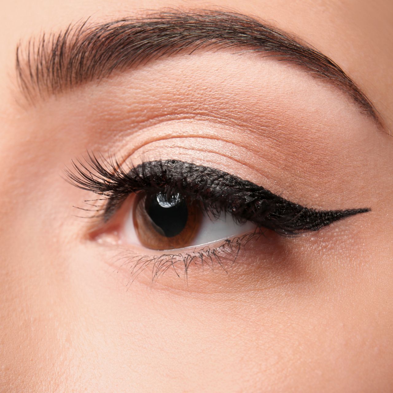 Occhio con eyeliner nero. La linea è allungata verso l'esterno.