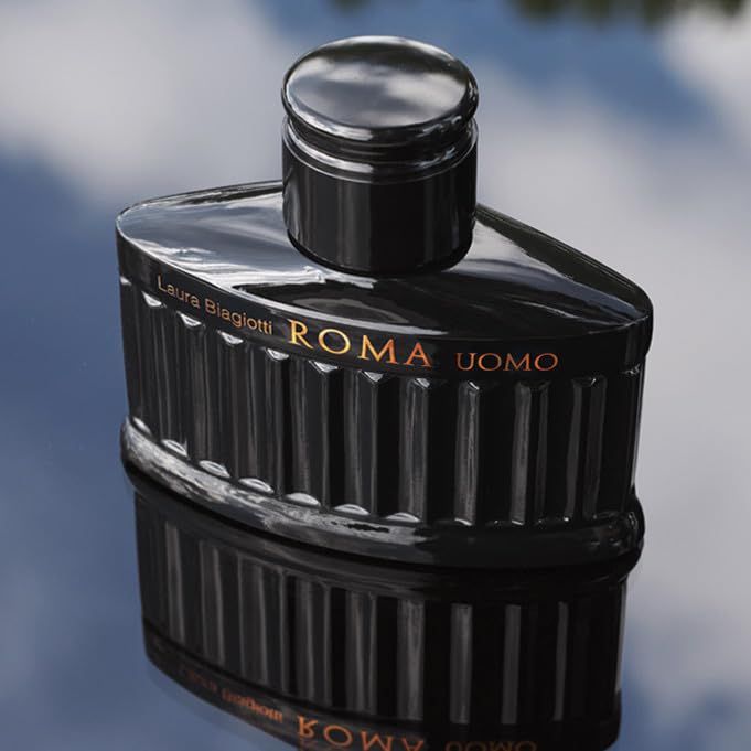 Schwarzer Flakon "ROMA UOMO" von Laura Biagiotti, mit abgenommenem Deckel, auf spiegelnder Oberfläche.