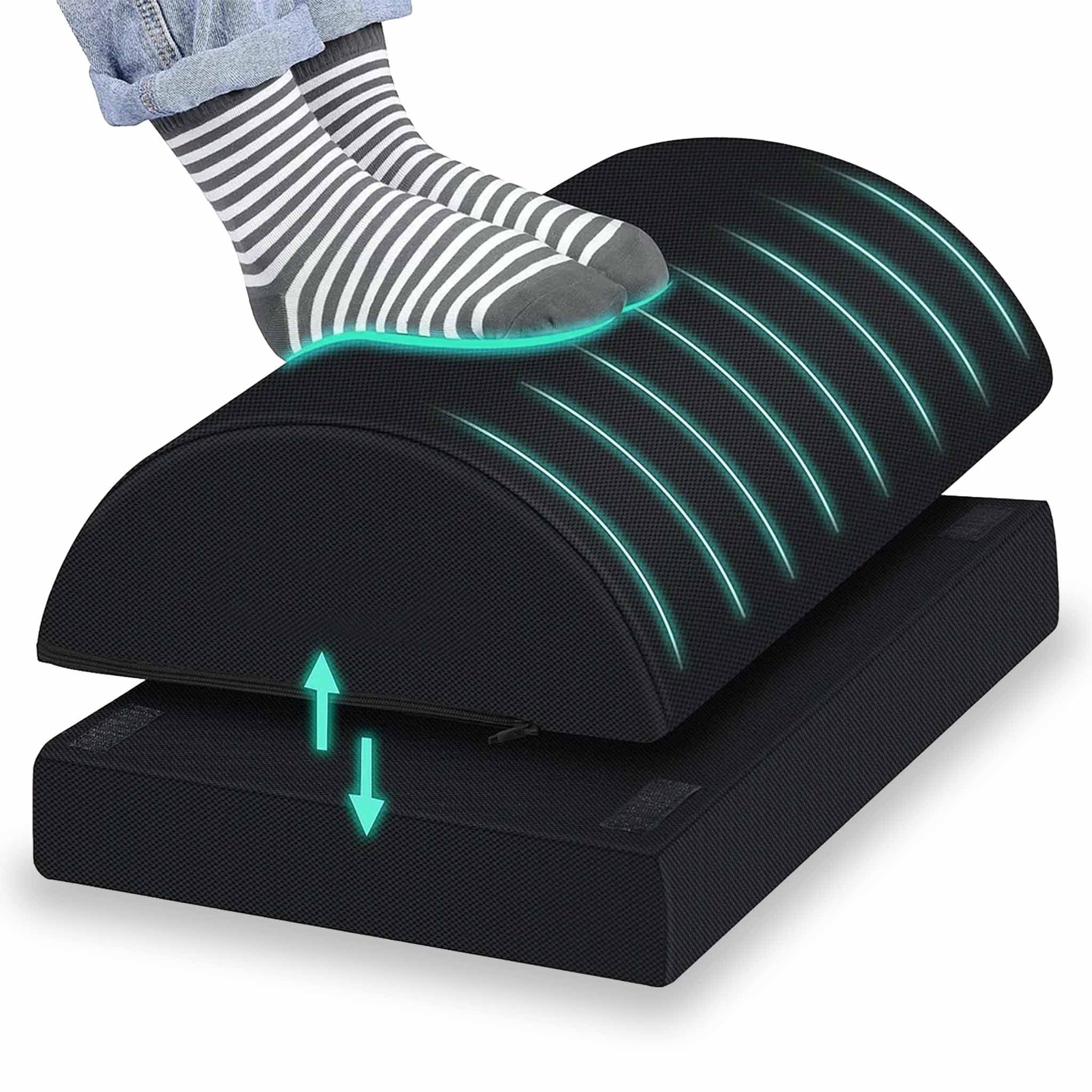 Ergonomischer, schwarzer Fußhocker mit höhenverstellbarer Basis. Füße mit Socken auf der oberen Auflage.