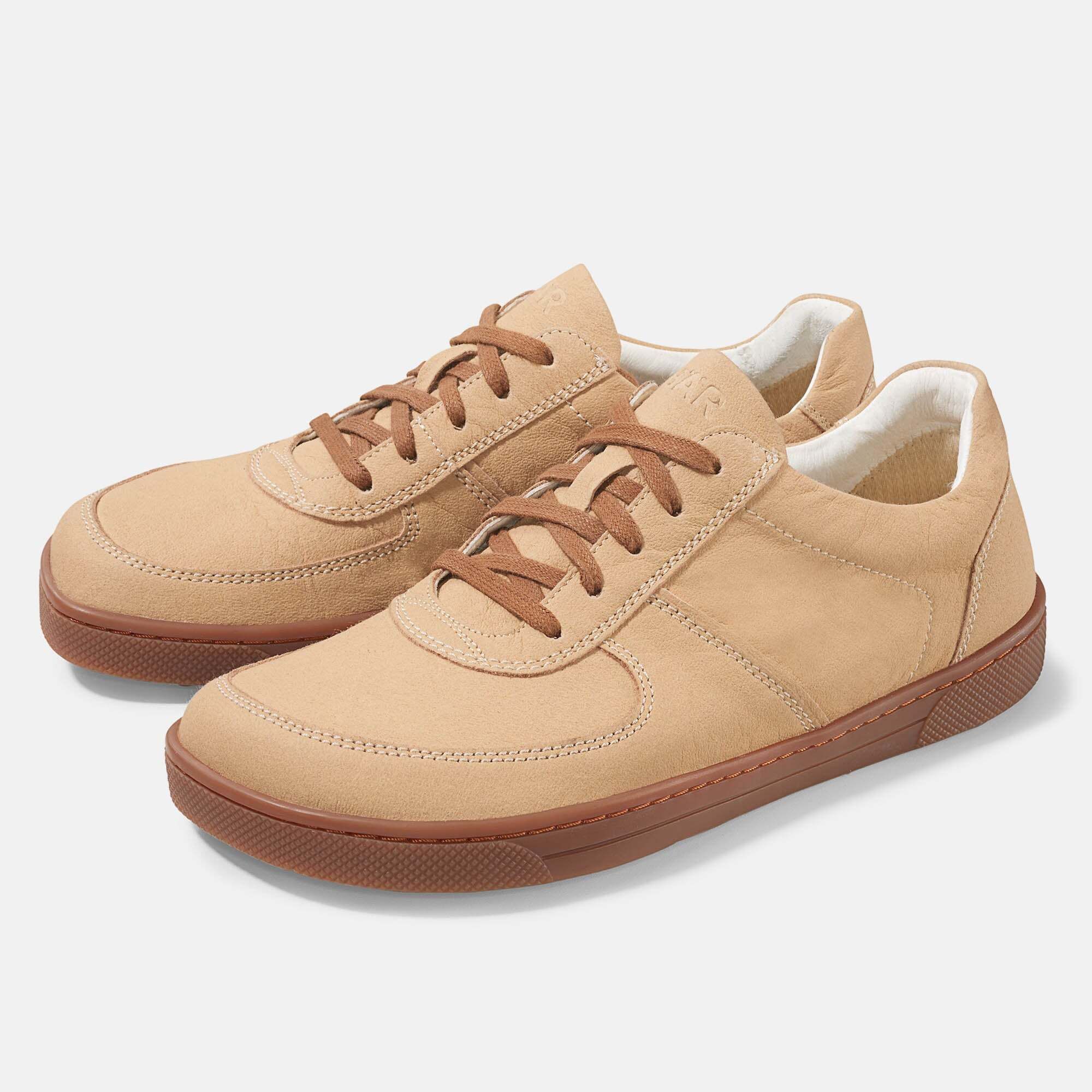 Beige Schnürschuhe. Braune Schnürsenkel und Sohle. Hellbraunes Obermaterial. Weite Form.