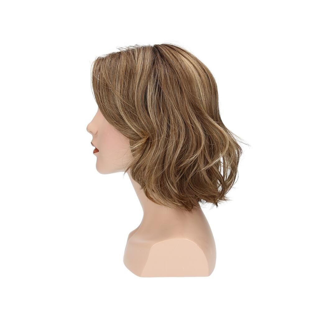Perücke Lilie von trendhair auf einem Schaufensterkopf. Blonde, gewellte Haare. Seitenansicht.