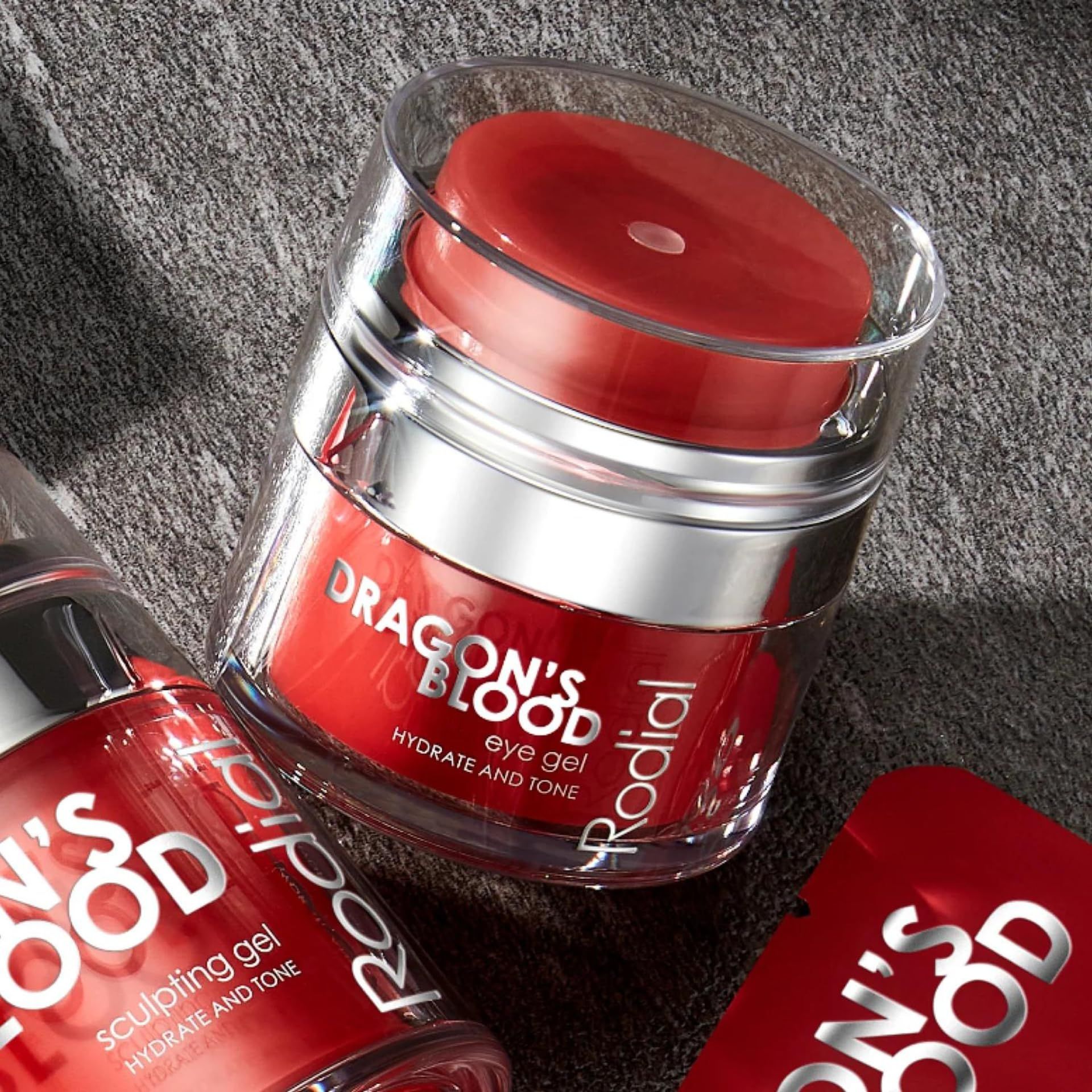 Rodial Dragon's Blood Eye Gel. Roter Tiegel mit silbernem Deckel. Mehrere Produkte.