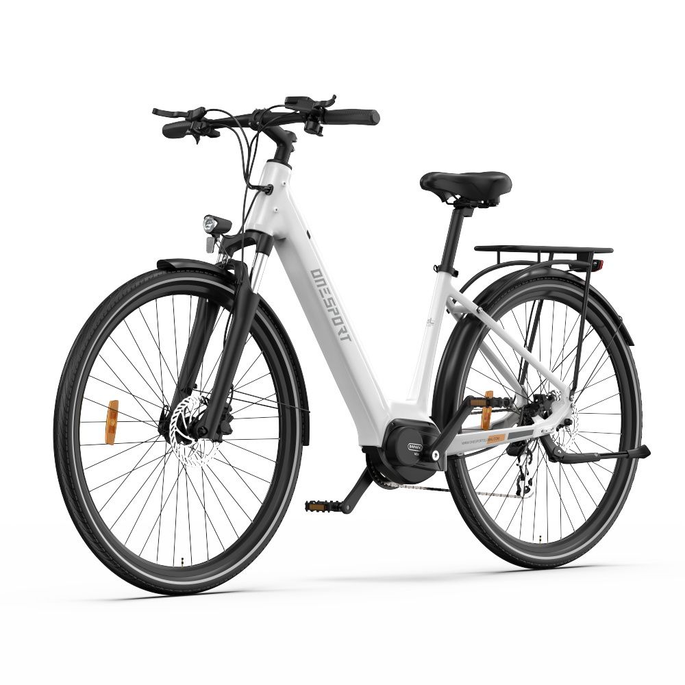 E-Bike in Weiß mit schwarzen Akzenten. Gepäckträger, Schutzbleche und Scheibenbremsen. OneSport-Logo.