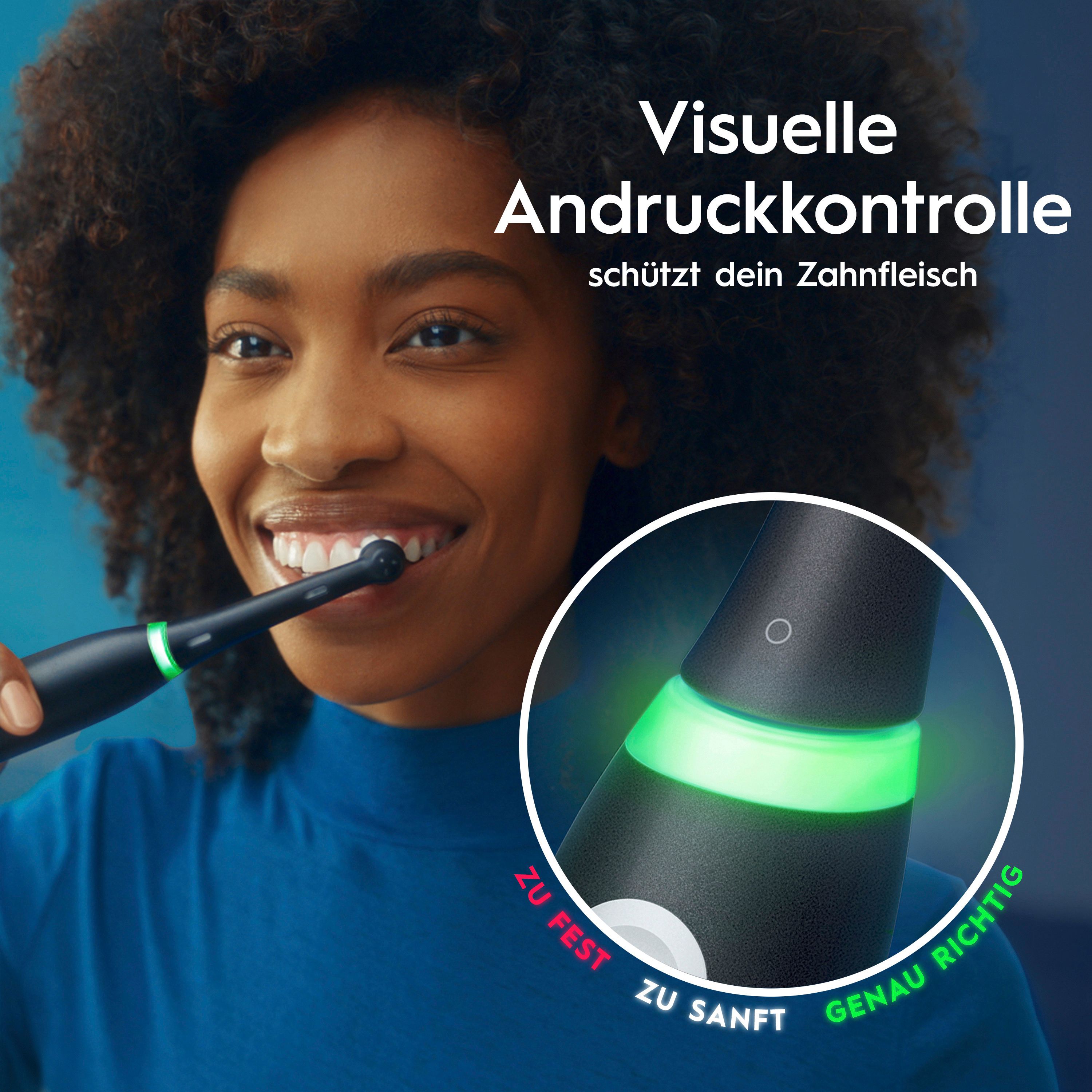 Frau putzt Zähne mit schwarzer elektrischer Zahnbürste. Nahaufnahme. Text: Visuelle Andruckkontrolle.