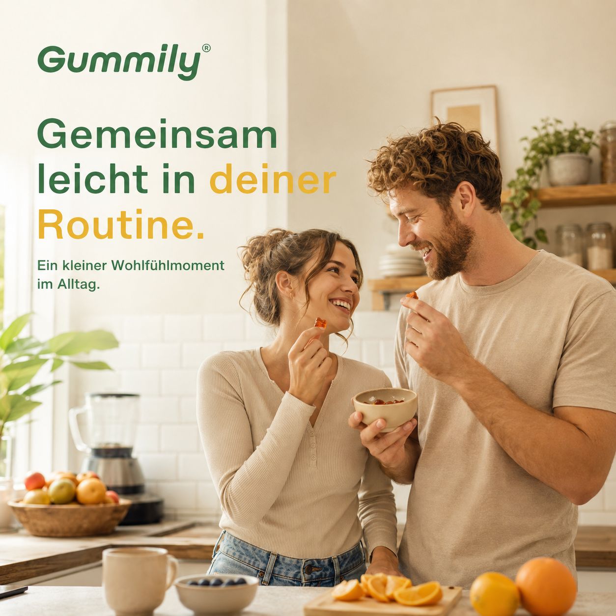 Ein Paar isst Gummibärchen in einer Küche. Gummily Logo oben links.