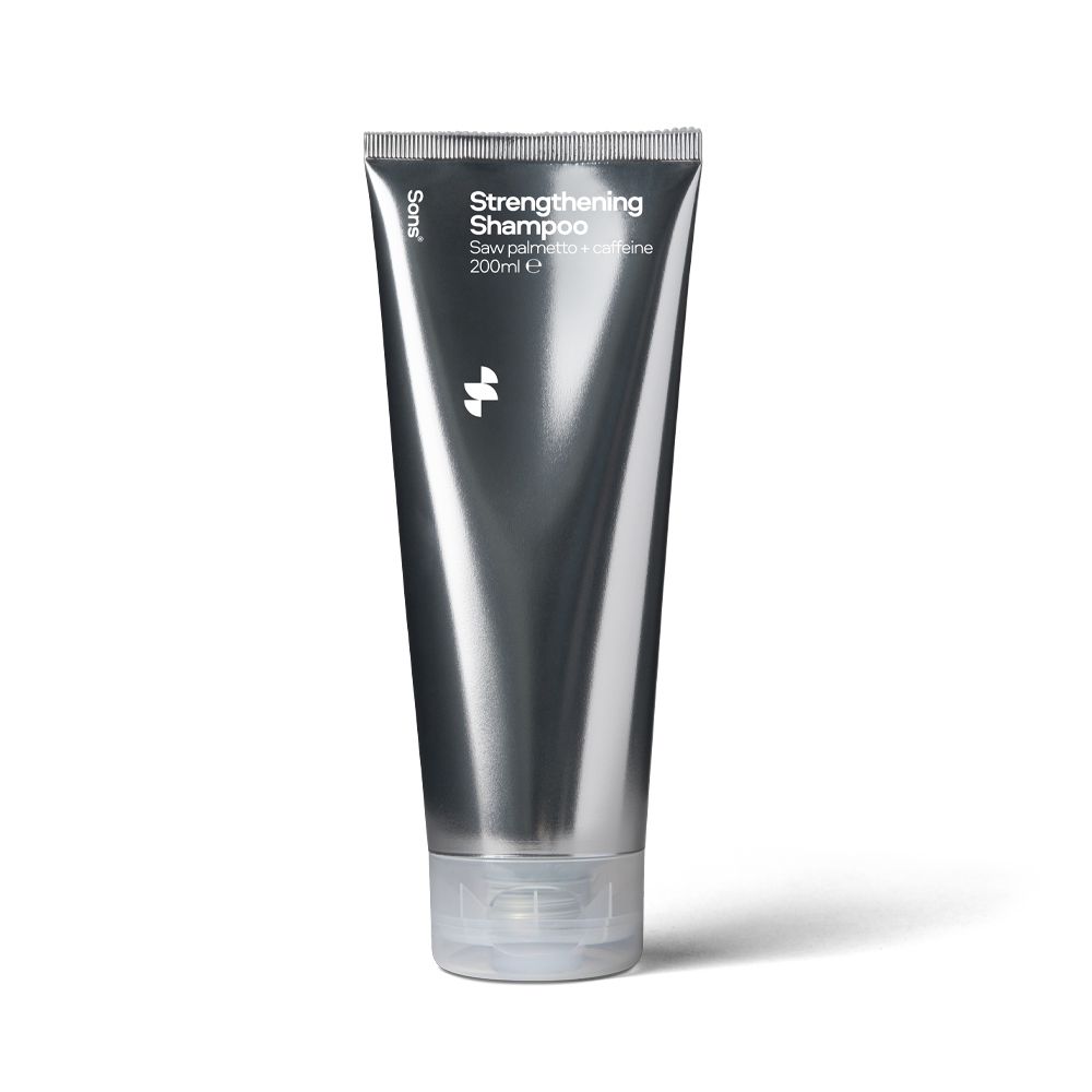 Silberfarbene Tube mit Shampoo. Aufschrift: Strengthening Shampoo, Sägepalme + Koffein. Marke: Sons. Transparenter Verschluss.