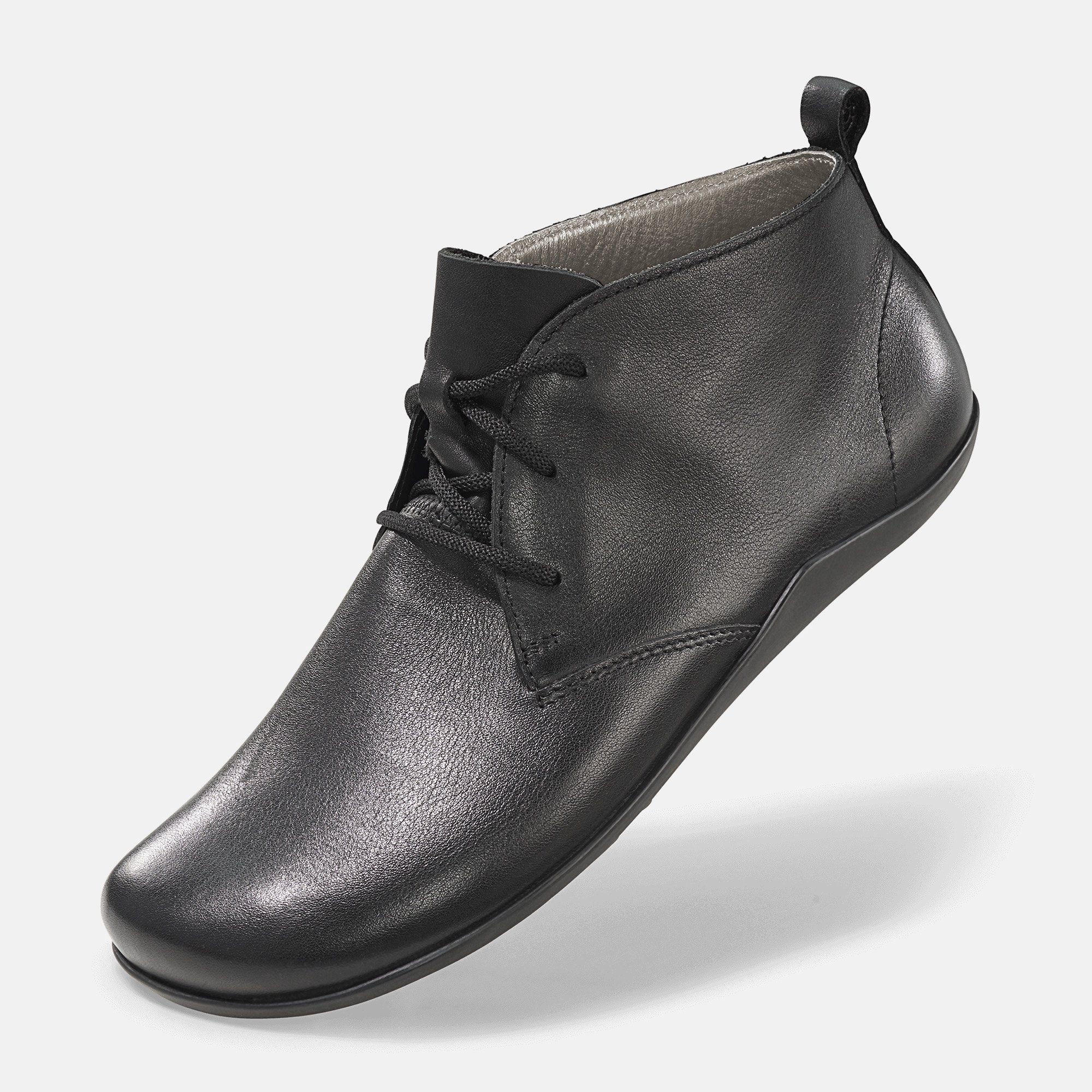 Schwarze Leder-Stiefelette mit Schnürung. Flache Sohle. Einzelner Schuh, leicht schräg gestellt.