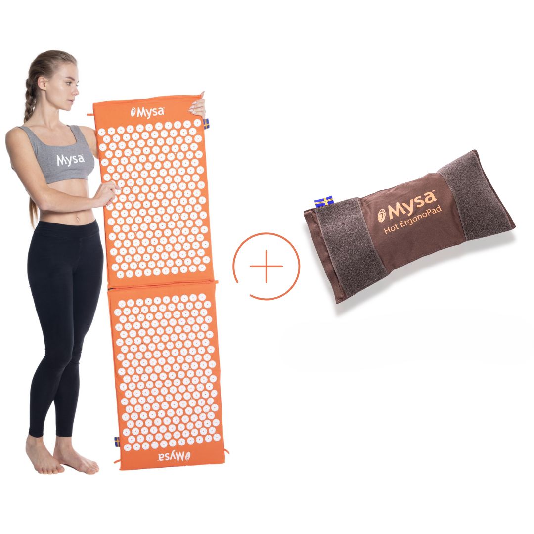 Eine Frau hält zwei orangefarbene Akupressurmatten und ein braunes Kissen. Text: Mysa, Hot ErgonoPad.