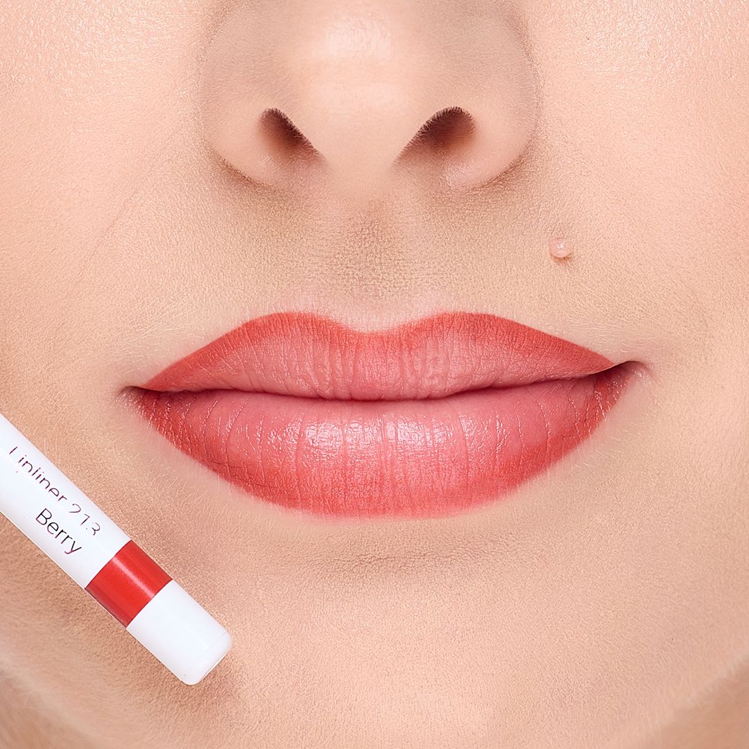 Nahaufnahme von Lippen, die mit dem Cosline Lipliner 213 in Beerenton konturiert sind. Der Lipliner ist sichtbar.