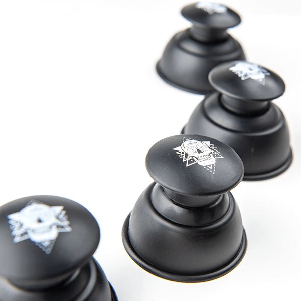 Mehrere schwarze Sport Cups mit Totenkopf-Design. Runde Form mit Griff.