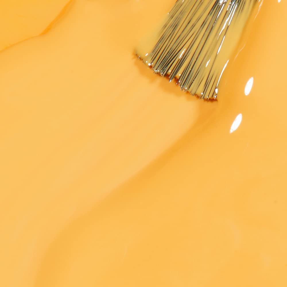 Gelber Nagellack mit Pinsel. Nahaufnahme, Pinselspitze in Lack getaucht. Flüssige Textur.