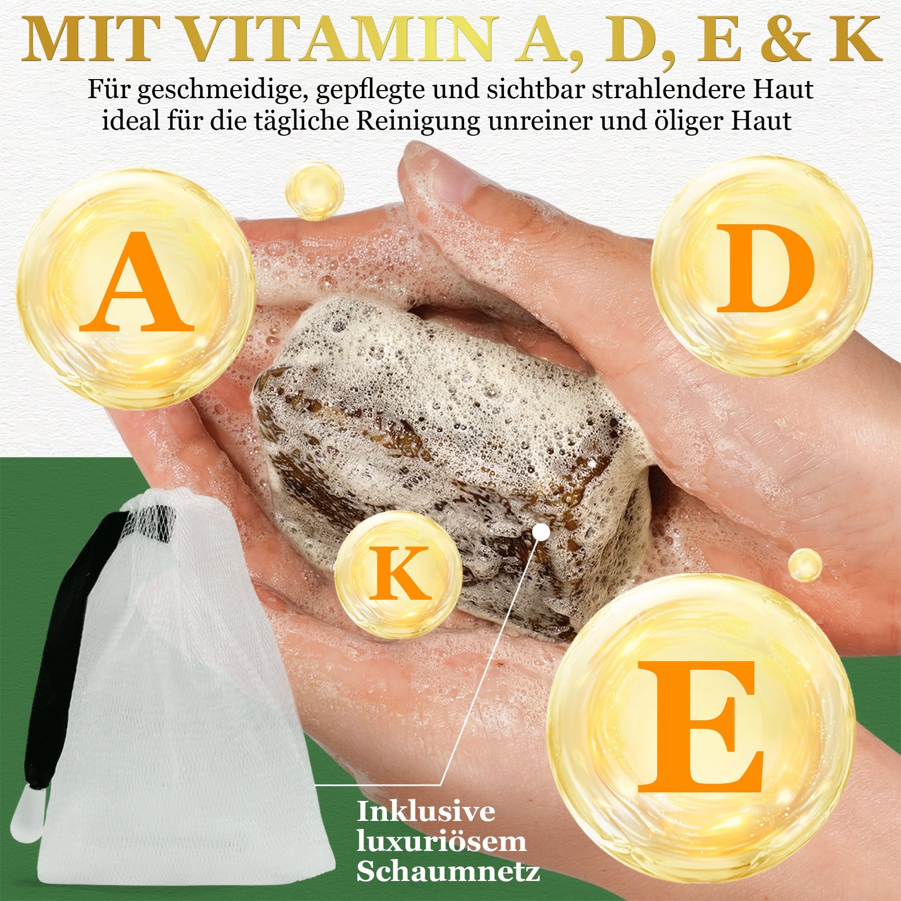 Hände halten Afrikanische Schwarze Seife mit schwebenden Blasen, die Vitamine A, D, E, K darstellen.