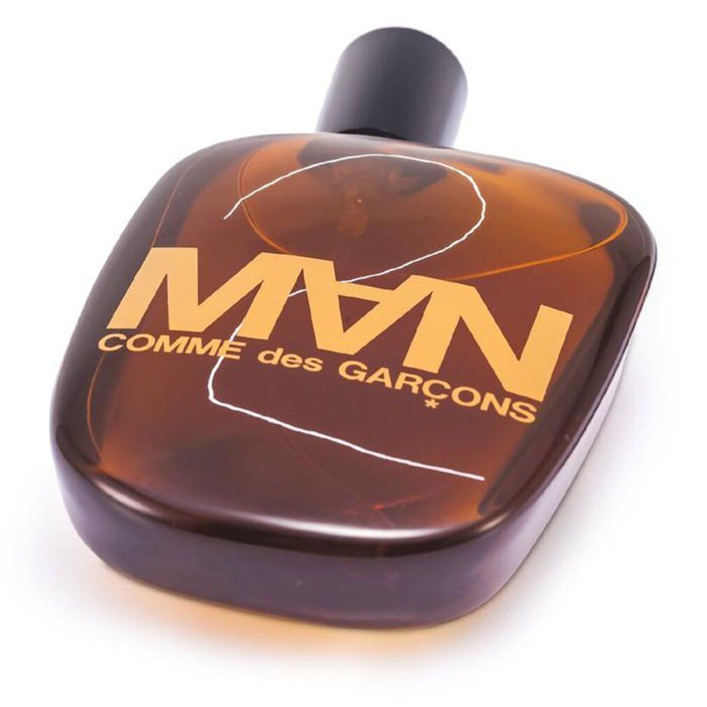 CDG 2 MAN Eau de Toilette Spray. Brauner Flakon mit schwarzem Verschluss. Logo und Schriftzug.