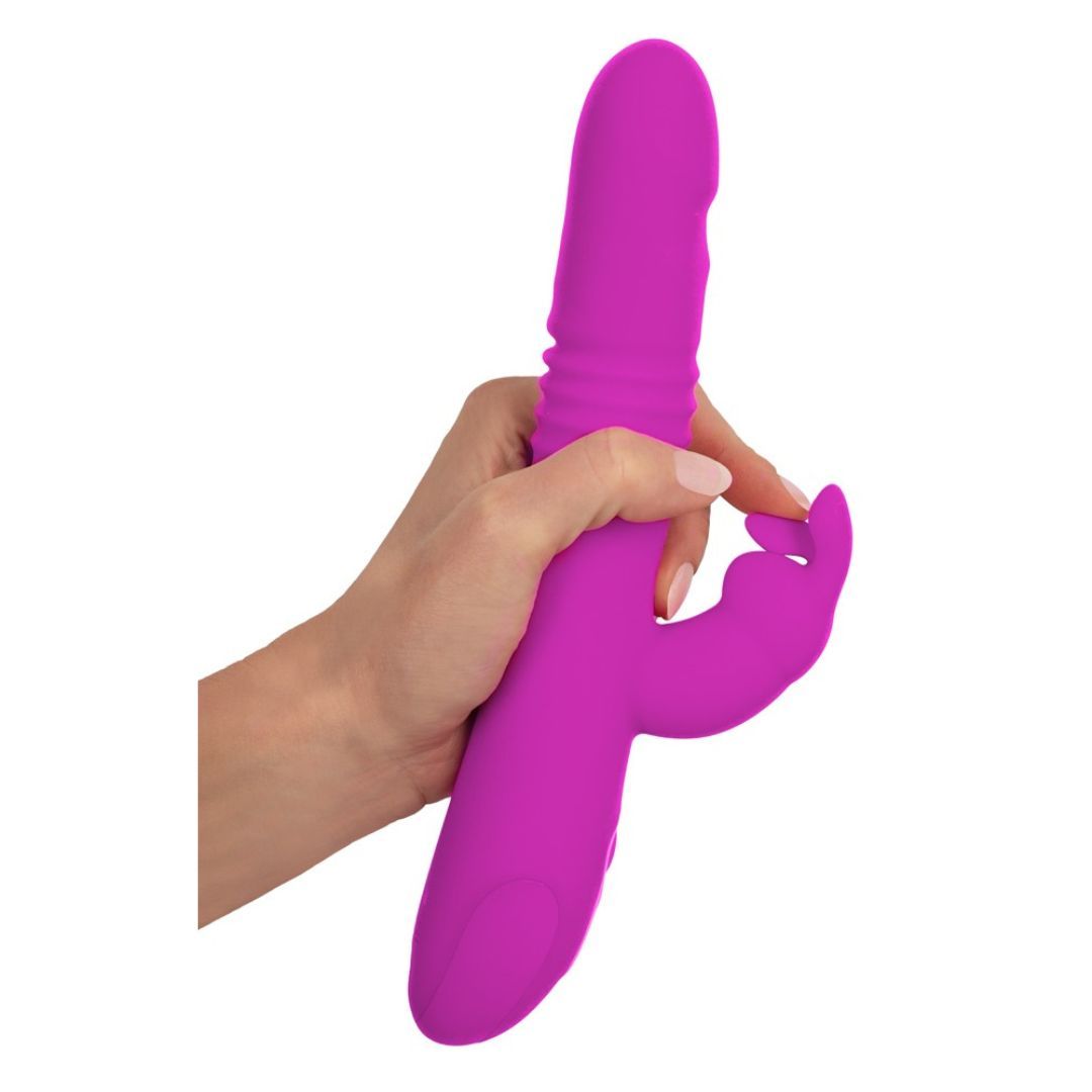 Lila Vibrator in einer Hand gehalten. Hasenohren-Design, geriffelte Oberfläche und Bedienknopf.