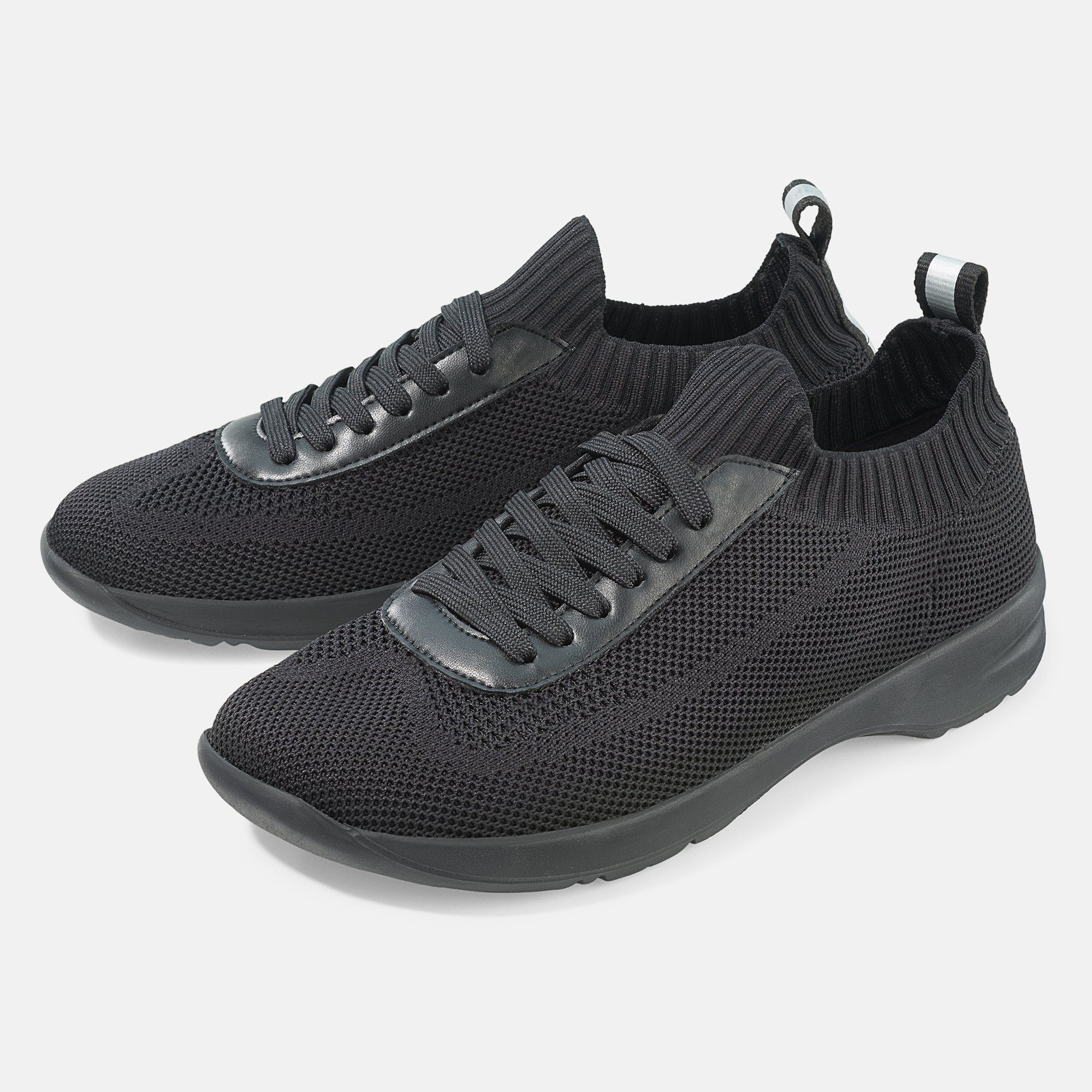 Schwarze Herren-Schnürschuhe. Mesh-Obermaterial, Schnürsenkel, breite Passform. Zwei Schuhe nebeneinander.