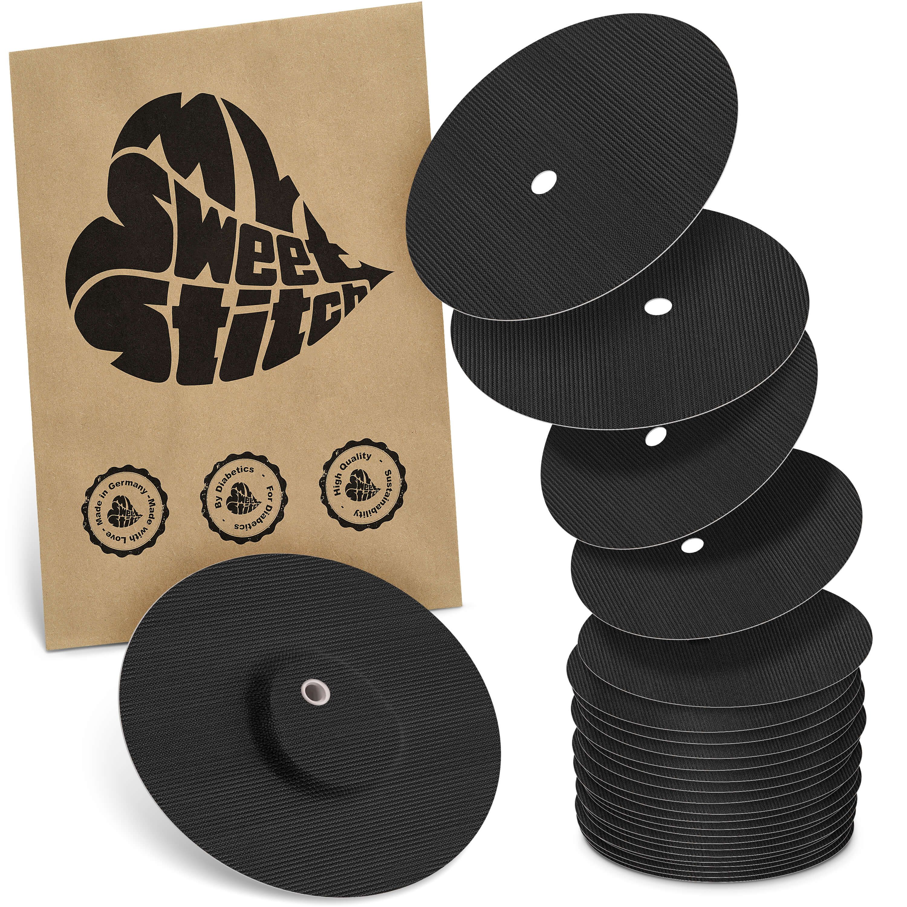 Packung mit schwarzen, runden Pflastern. Aufdruck: MySweetStitch. Einzelne Pflaster mit Loch. Braune Verpackung mit Logo und Qualitätssiegeln.