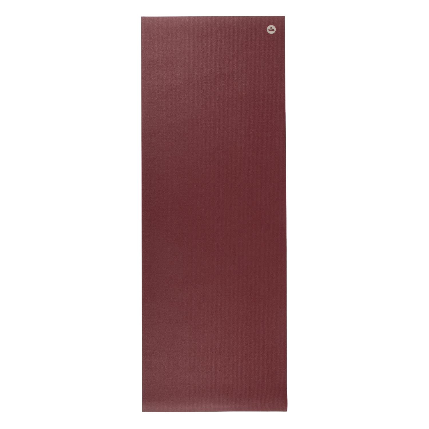 Ausgebreitete bordeaux Yogamatte. Logo in der oberen Ecke.