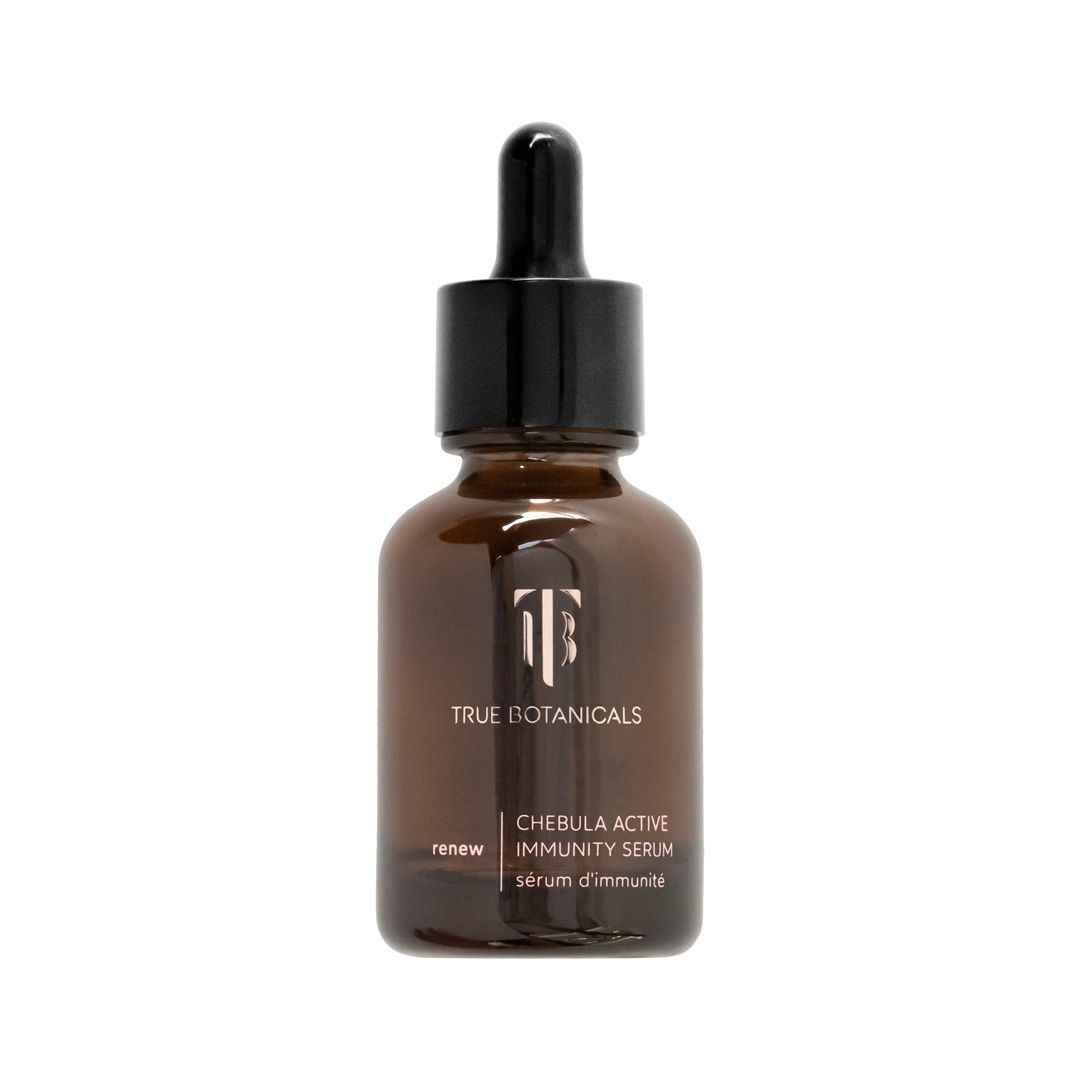 Braune Glasflasche mit schwarzem Tropfer. Aufschrift: TRUE BOTANICALS, CHEBULA ACTIVE IMMUNITY SERUM, sérum d'immunité.