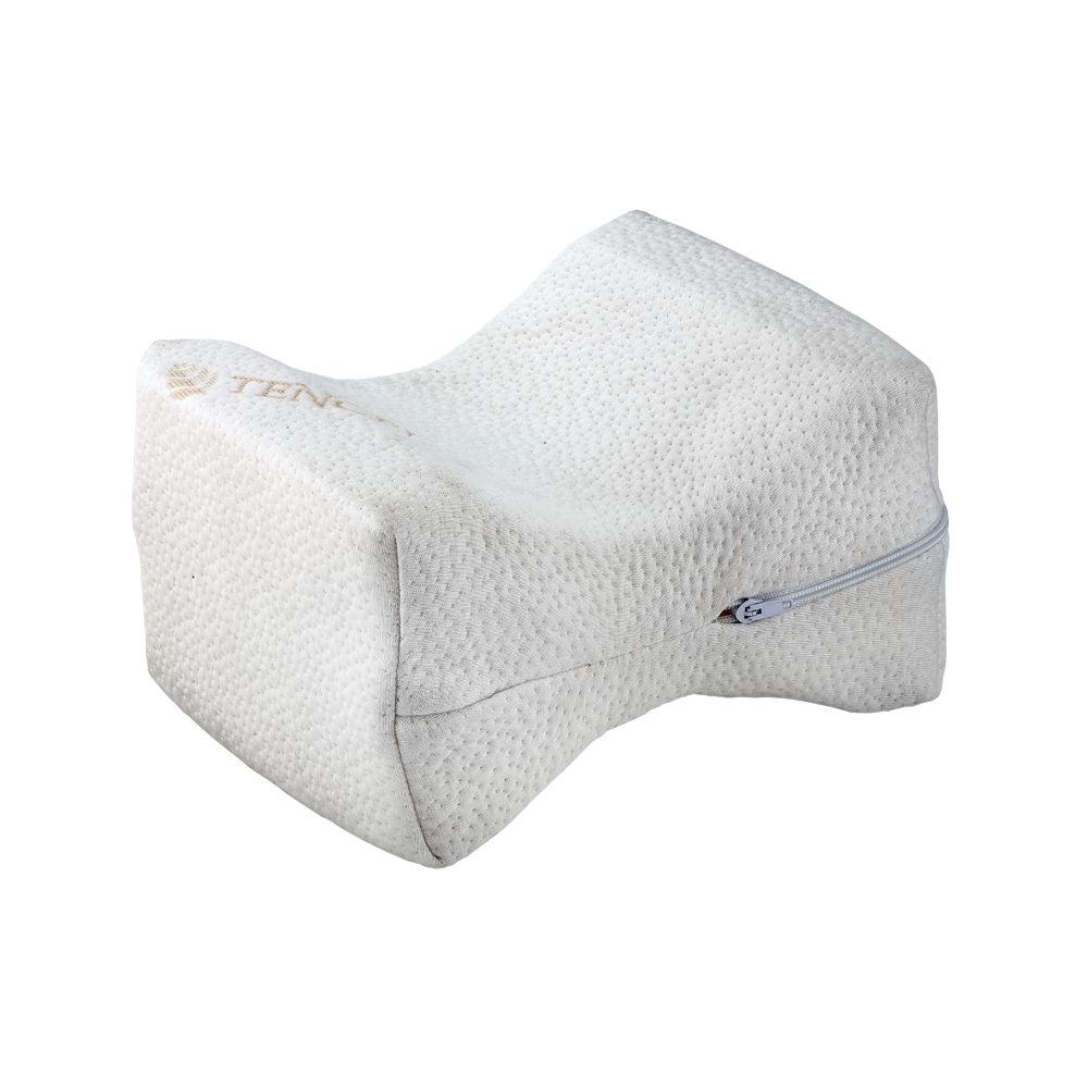 Weißes Bein-Kissen mit Reißverschluss. Geprägtes Material, abgerundete Form. Text: TENCEL.