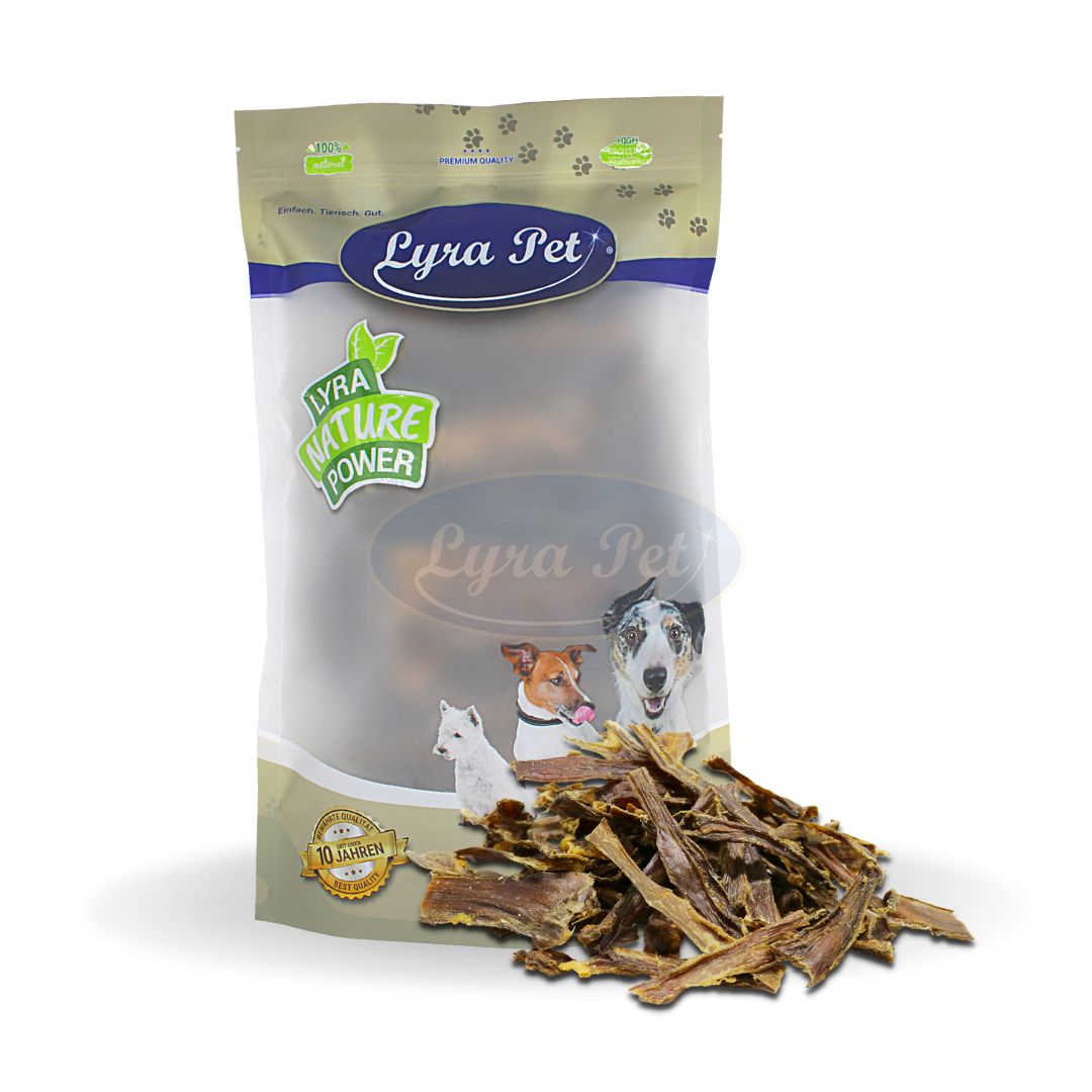 Beutel mit Lyra Pet Pferdeschlund. Transparente Verpackung mit Produkt, Logo und Hundeabbildung. Auf dem Tisch liegt ein Haufen Pferdeschlund.