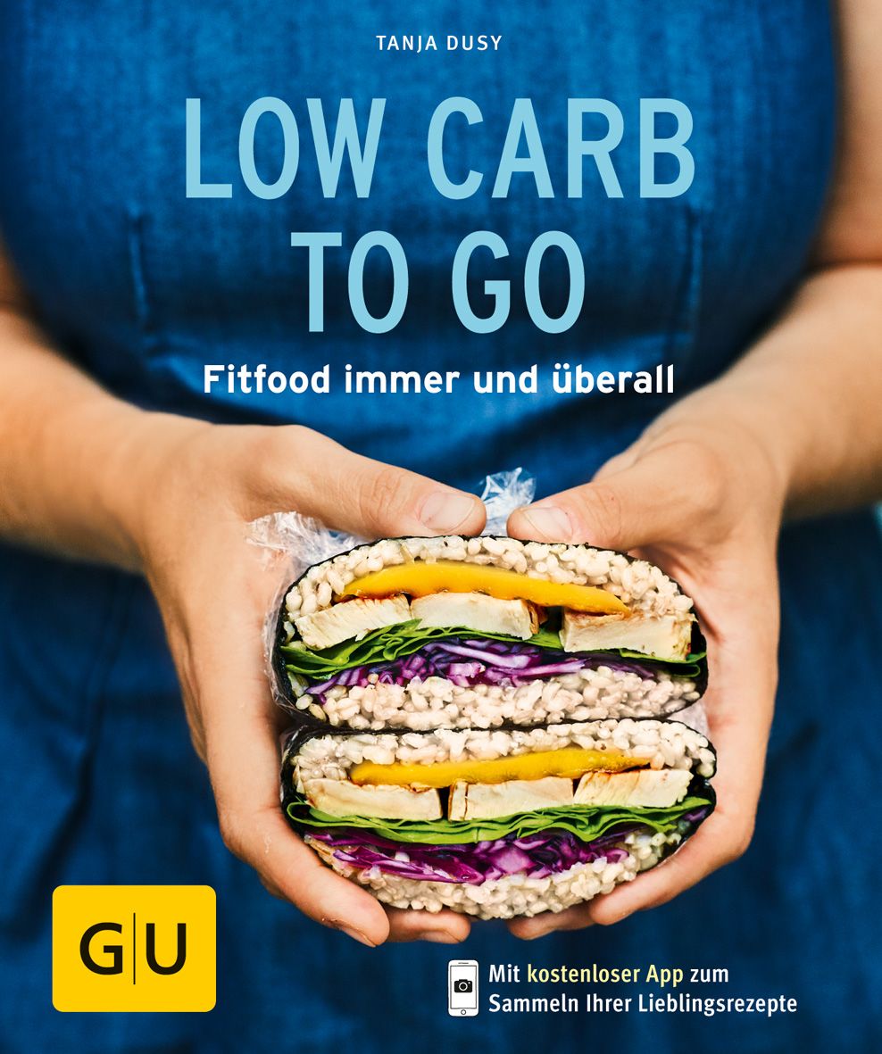 Buchcover mit Titel "LOW CARB TO GO". Hände halten ein Sandwich. Logo "GU". Text: Fitfood immer und überall. App-Hinweis.