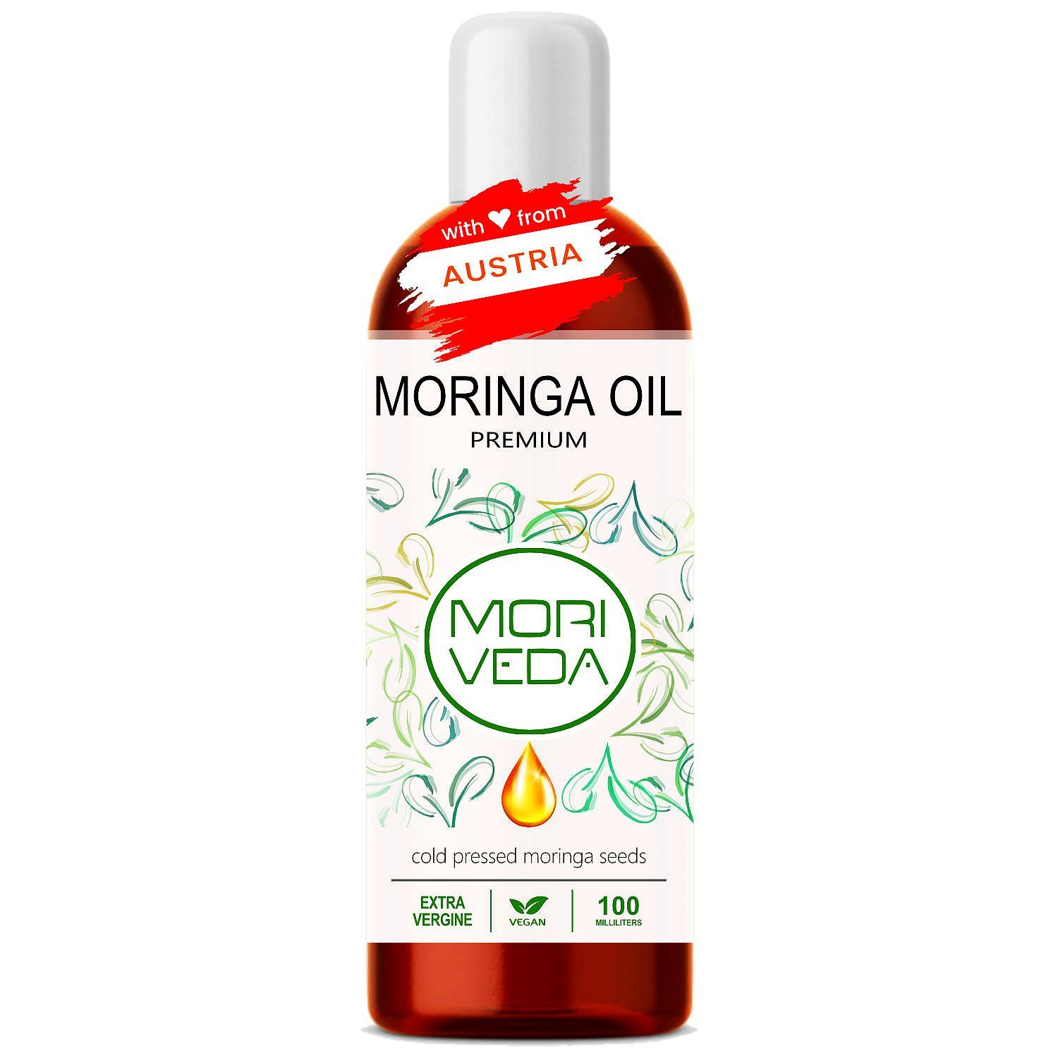 Flasche mit Moringa Öl. Weißer Deckel, roter Aufkleber mit Text. Grünes Etikett mit Blättern und Tropfen. Text: MORINGA OIL PREMIUM, MORI VEDA.